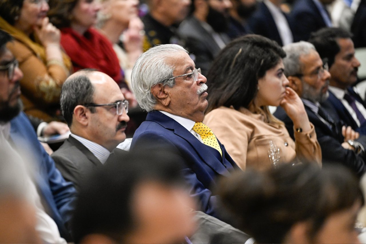 دولة رئيس وزراء جمهورية باكستان الإسلامية، السيد محمد شهباز شريف، خلال رعايته مؤتمر إطلاق مبادرة رابطة العالم الإسلامي: ⁧‫مبادرة تعليم الفتيات ‬⁩ في المجتمعات المسلمة من العاصمة الباكستانية "إسلام آباد"