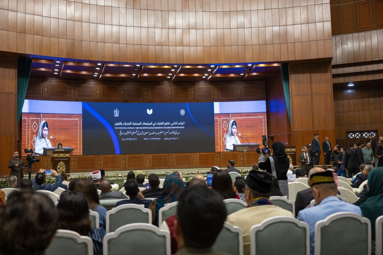 ‏بحضور معالي الأمين العام، الشيخ د. ⁧‫محمد العيسى‬⁩‬⁩..  ‏الناشطة العالمية في تعليم الفتيات، السيدة ملالا يوسفزي، تقدم الرسالة الرئيسية لمبادرة رابطة العالم الإسلامي: ⁧‫مبادرة تعليم الفتيات ‬⁩ في المجتمعات المسلمة من العاصمة الباكستانية "إسلام آباد"
