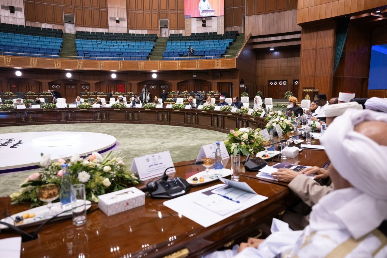 بحضور مُمثِّلي المجامع الفقهية والهيئات والمجالس واللجان الشرعية وجمعٍ مباركٍ من مفتي وكبار علماء العالم الإسلامي من مختلف المذاهب والمدارس