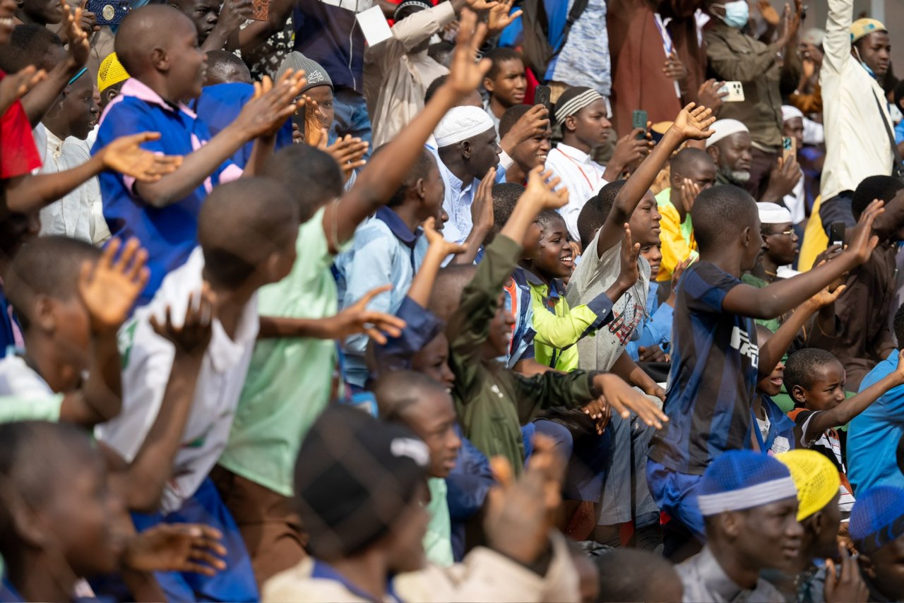 Cheikh Alissa a souligné l’importance de ces concours pour raviver l’esprit de compétition entre les mémorisateurs du Saint Coran et renforcer leur rôle au sein de la société