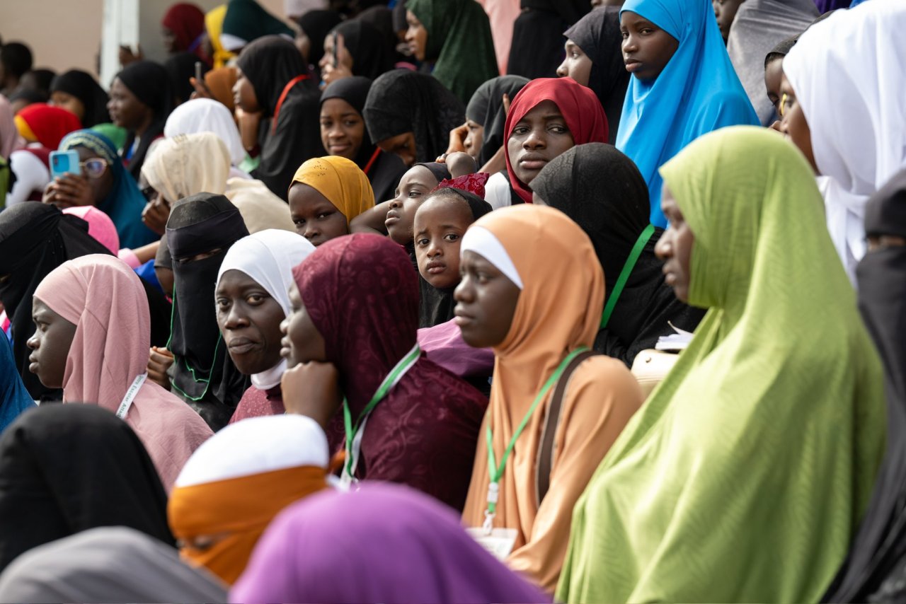 تتوزع المسابقة إلى خمسة فروع هي: حفظ القرآن كاملاً، وحفظ 20 جزءًا، و 15 جزءًا، و 10 أجزاء، و 5 أجزاء، وتتضمن عدداً من البرامج المصاحِبة لها مثل: دورة مهارات تعليم إقراء القرآن، ودورة تأهيل الأئمة والمعلمين، ودورة تصحيح التلاوة، وغيرها.