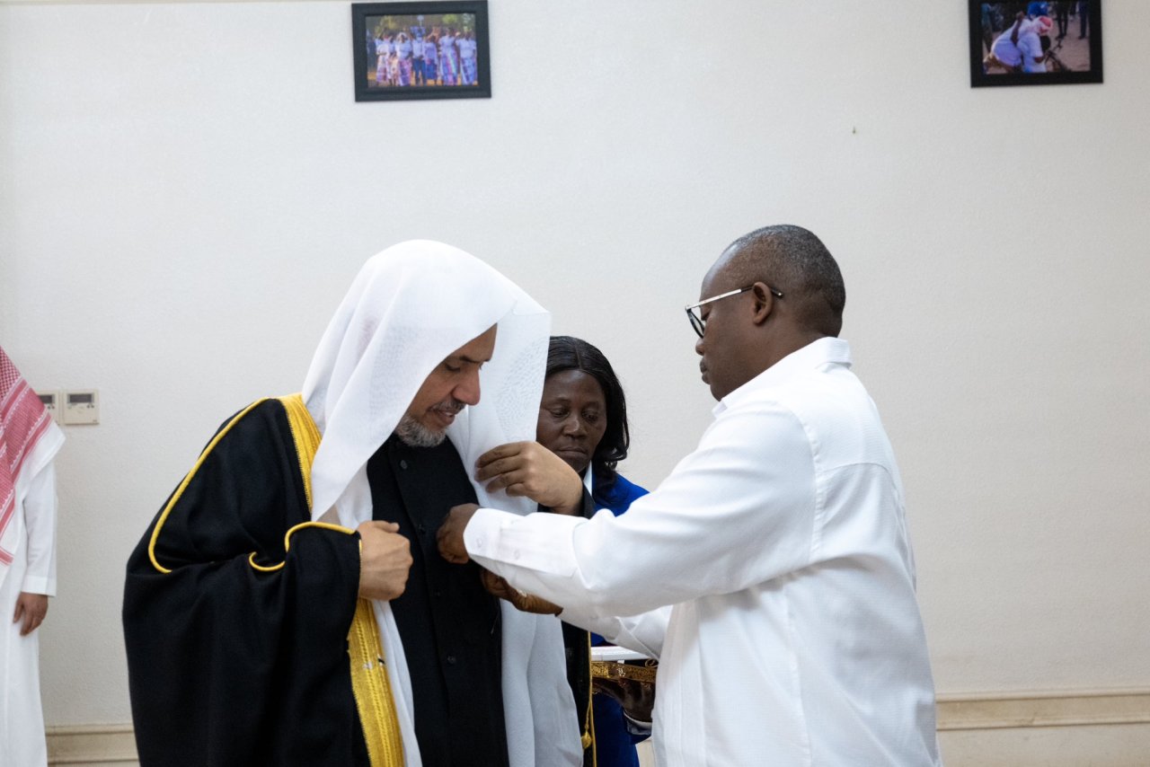 En el Palacio Presidencial de la capital, Bisáu, el Sr. Umaro Sissoco Embaló, Presidente de la República de Guinea-Bisáu, otorgó al Secretario General, Presidente de la Comisión de Ulemas, Sheij Mohammed Al-Issa