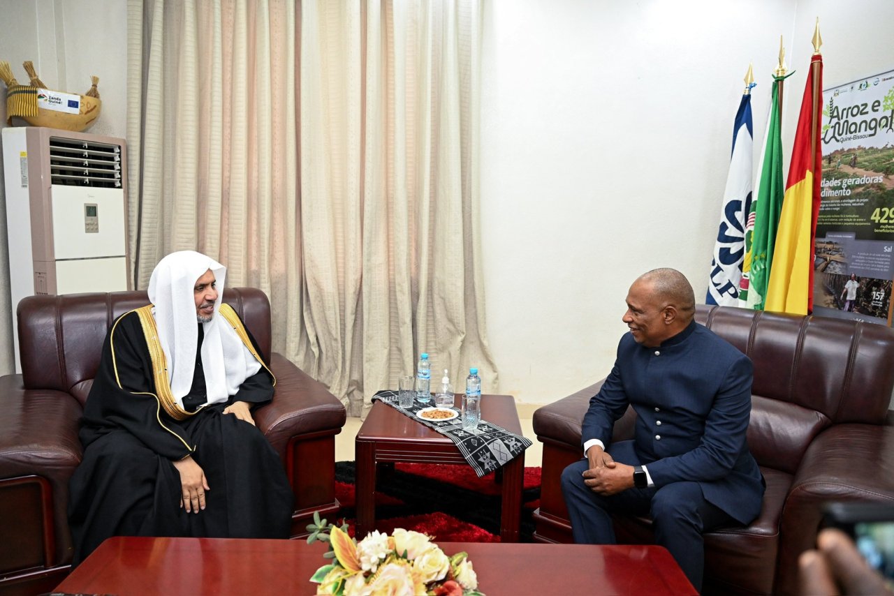 Yang Mulia Perdana Menteri Republik Guinea-Bissau, Tuan Rui Duarte Barros, menerima Yang Mulia Sekretaris Jenderal LMD, Ketua Organisasi Ulama Muslim, Syekh Dr. Mohammed Alissa