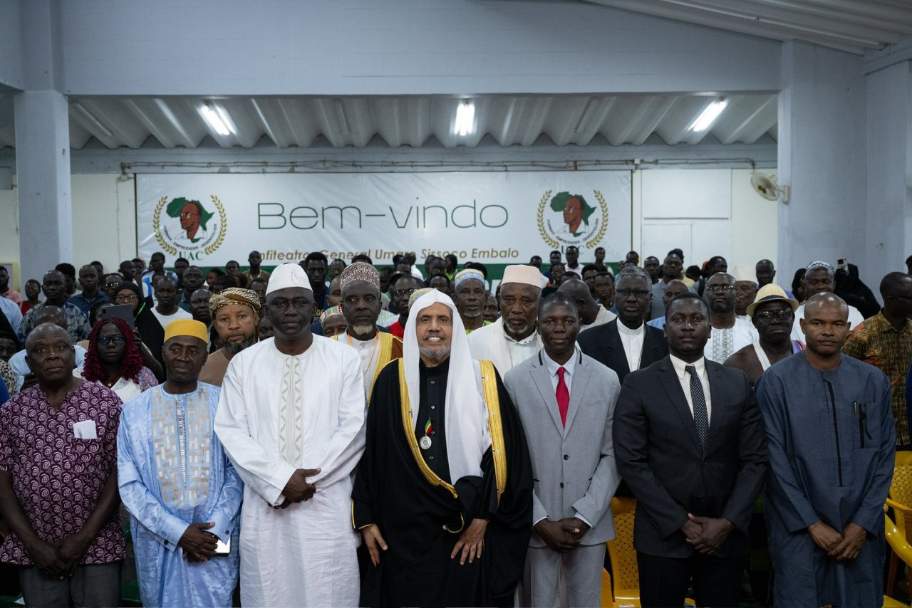 معالي الأمين العام، رئيس هيئة علماء المسلمين، فضيلة الشيخ د.⁧‫محمد العيسى‬⁩‬⁩ يُحاضر في جامعة غينيا بيساو حولَ قيم الإسلام مستعرضاً مضامين ⁧‫وثيقة مكة المكرمة