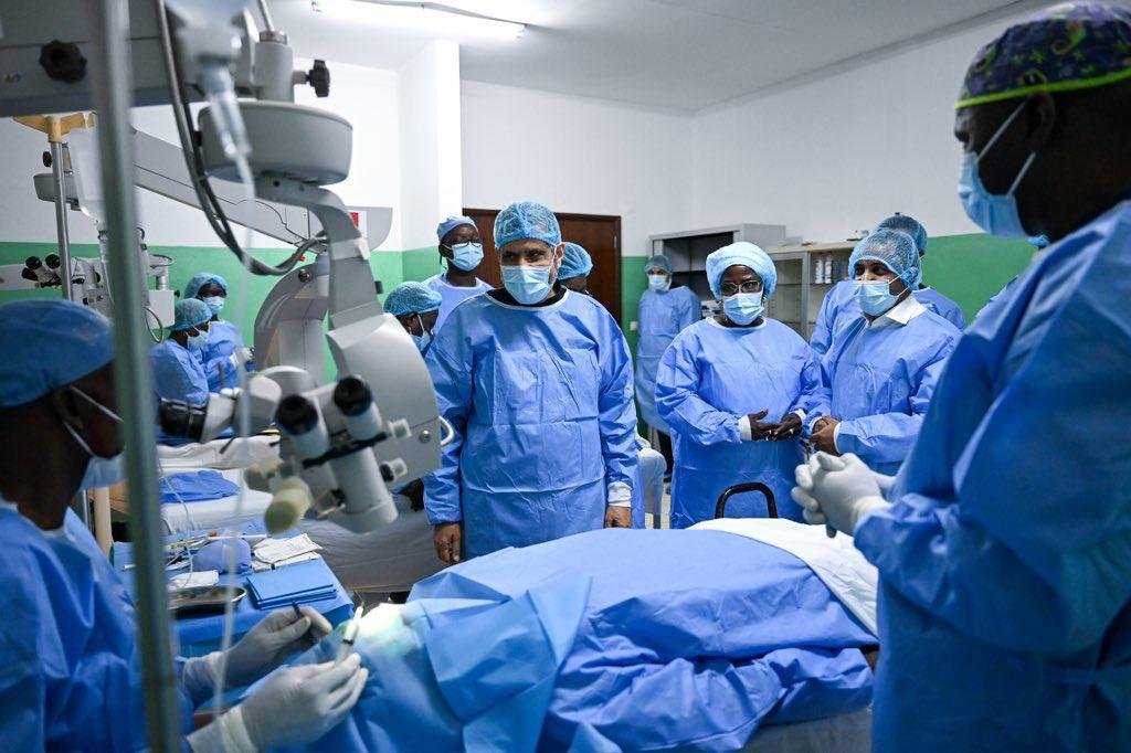 أمين عام رابطة العالم الإسلامي يقف على برامج جراحات العيون في "غينيا بيساو"