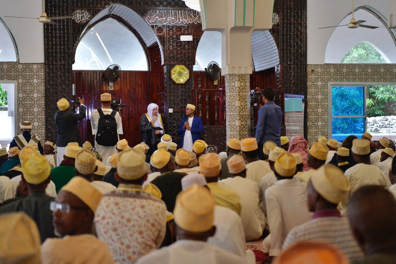 Komunikasi yang "efektif" dengan komunitas Muslim di seluruh dunia merupakan salah satu tugas utama Liga Muslim Dunia.