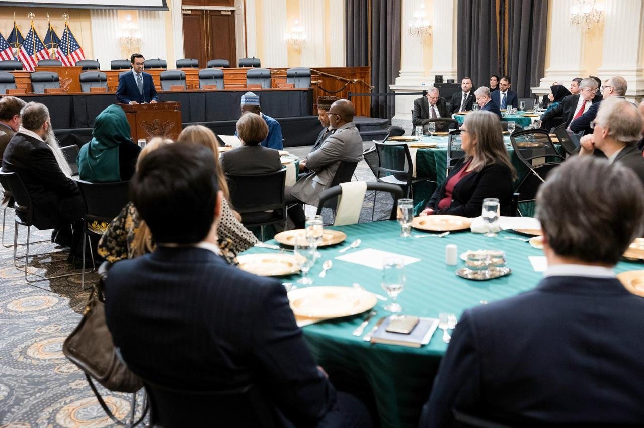 Liga Muslim Dunia mengumpulkan perwakilan agama dan pembuat kebijakan, dalam acara buka puasa bersama di bulan Ramadhan yang pertama dari jenisnya di Kongres AS
