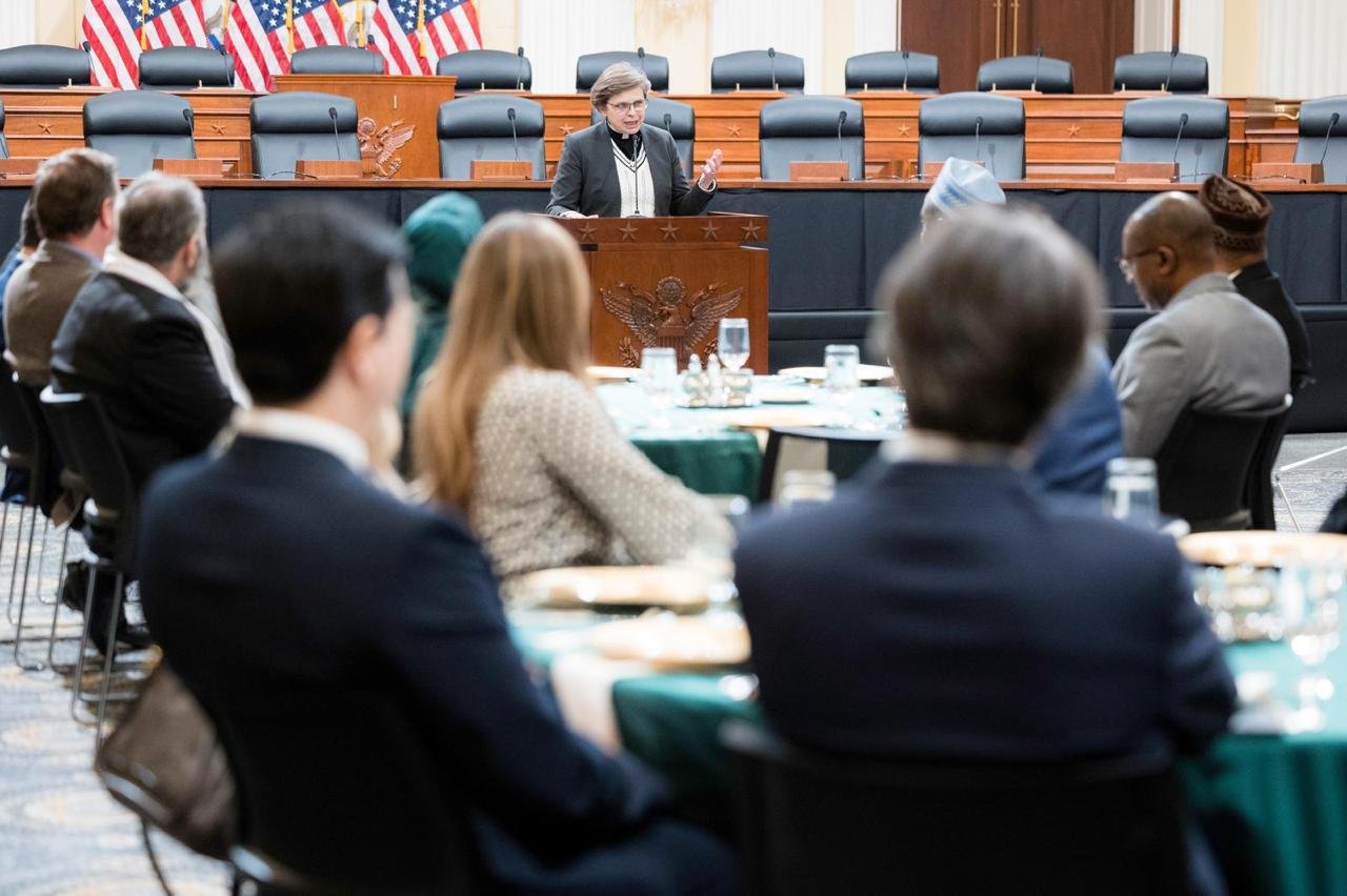 Liga Muslim Dunia mengumpulkan perwakilan agama dan pembuat kebijakan, dalam acara buka puasa bersama di bulan Ramadhan yang pertama dari jenisnya di Kongres AS
