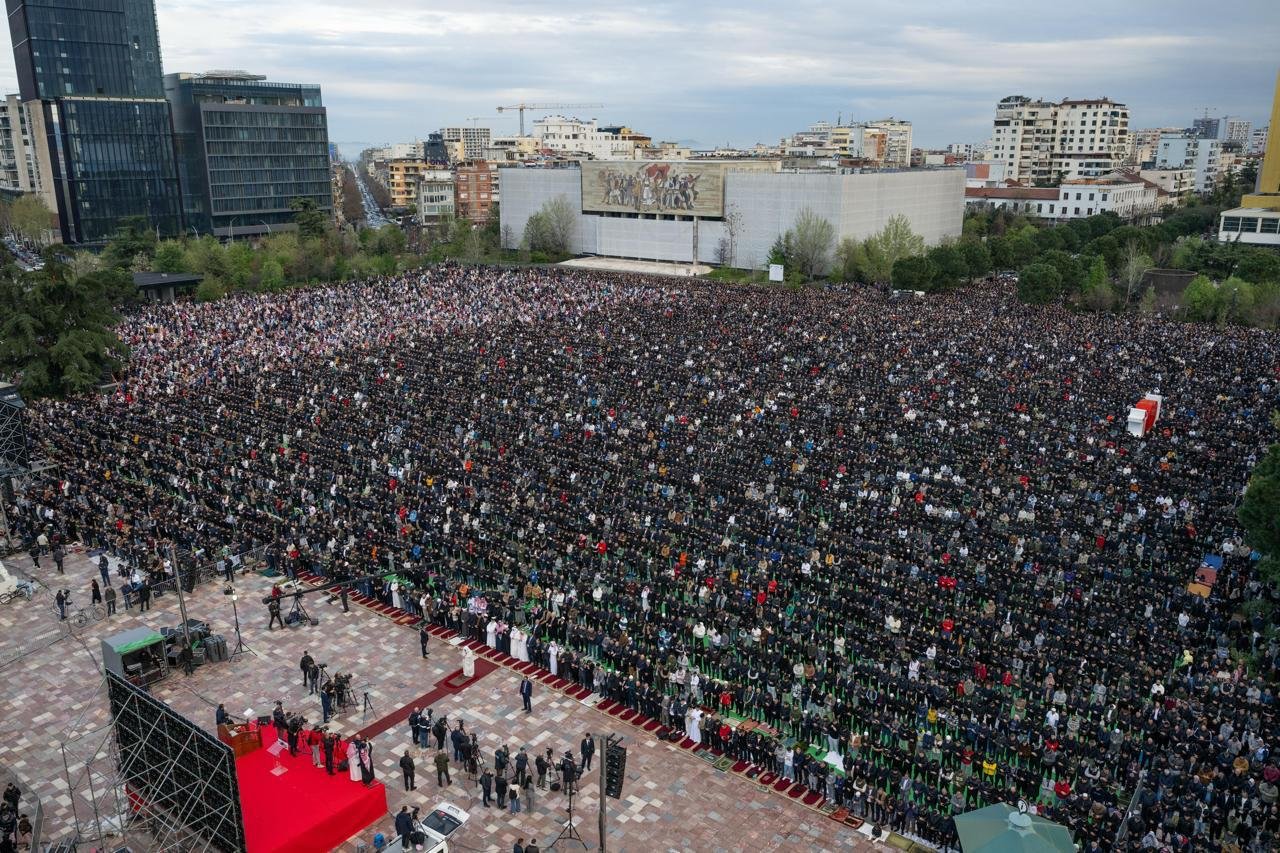 الأمين العام لرابطة العالم الإسلامي يُلقي خطبةَ عيد الفطر في أكبر جوامع ألبانيا ومنطقة البلقان