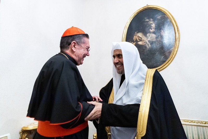 En présence du doyen de l’université et du président du comité pontifical pour le dialogue Mohammad Alissa a tenu une conférence à l’université catholique en Italie suite à laquelle il a été décoré de la médaille de l’université.