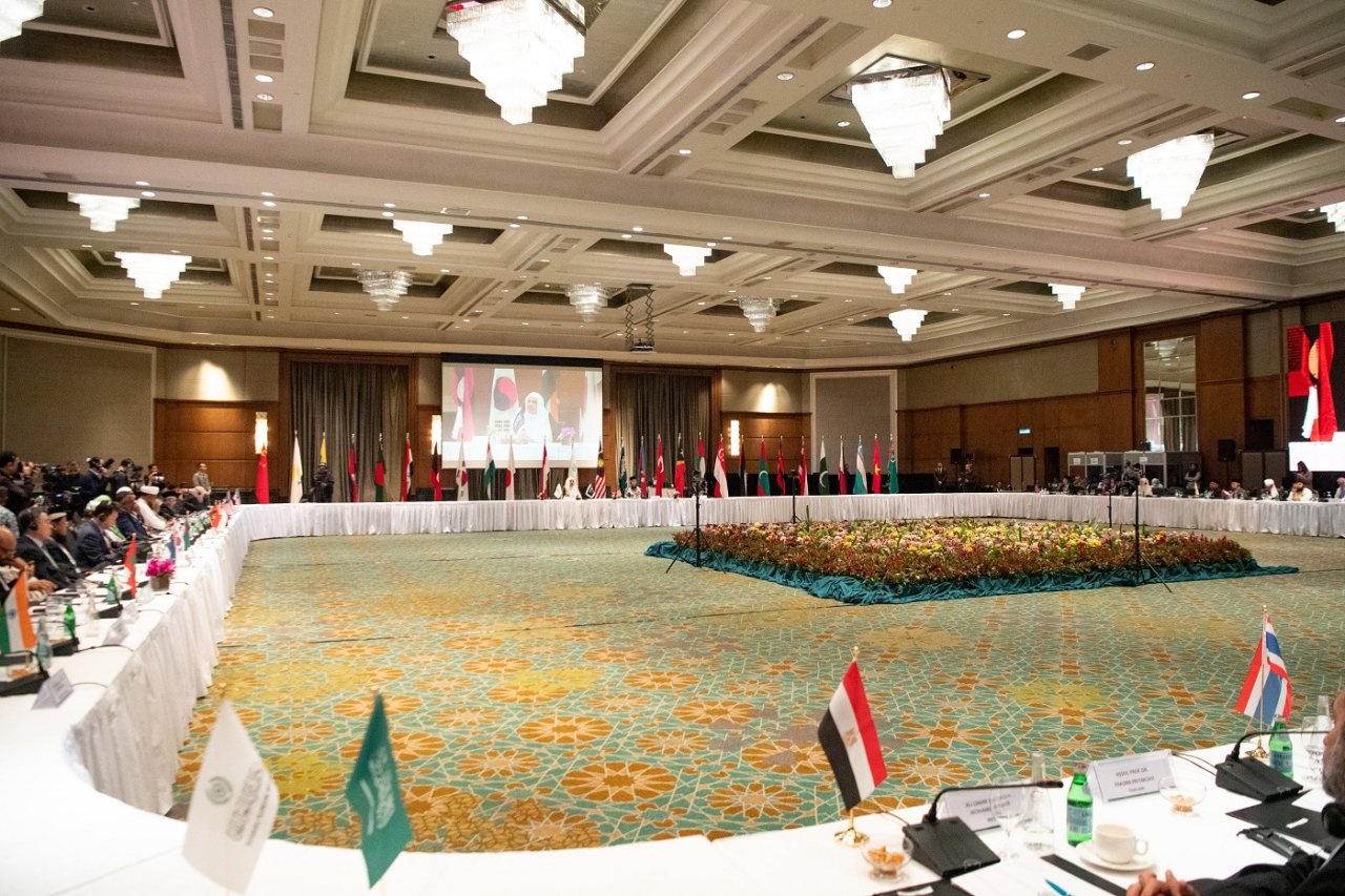 El Secretario General, el Sheij Mohammed Al-Issa, durante la conferencia de prensa con los medios asiáticos, después de la inauguración del "Consejo de Sabios de la ASEAN"