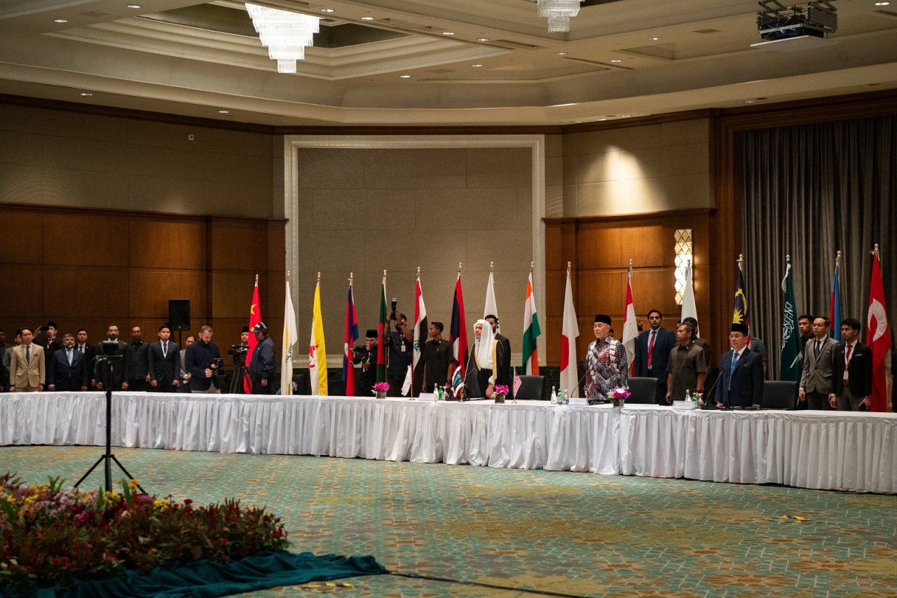 El Secretario General, el Sheij Mohammed Al-Issa, durante la conferencia de prensa con los medios asiáticos, después de la inauguración del "Consejo de Sabios de la ASEAN"