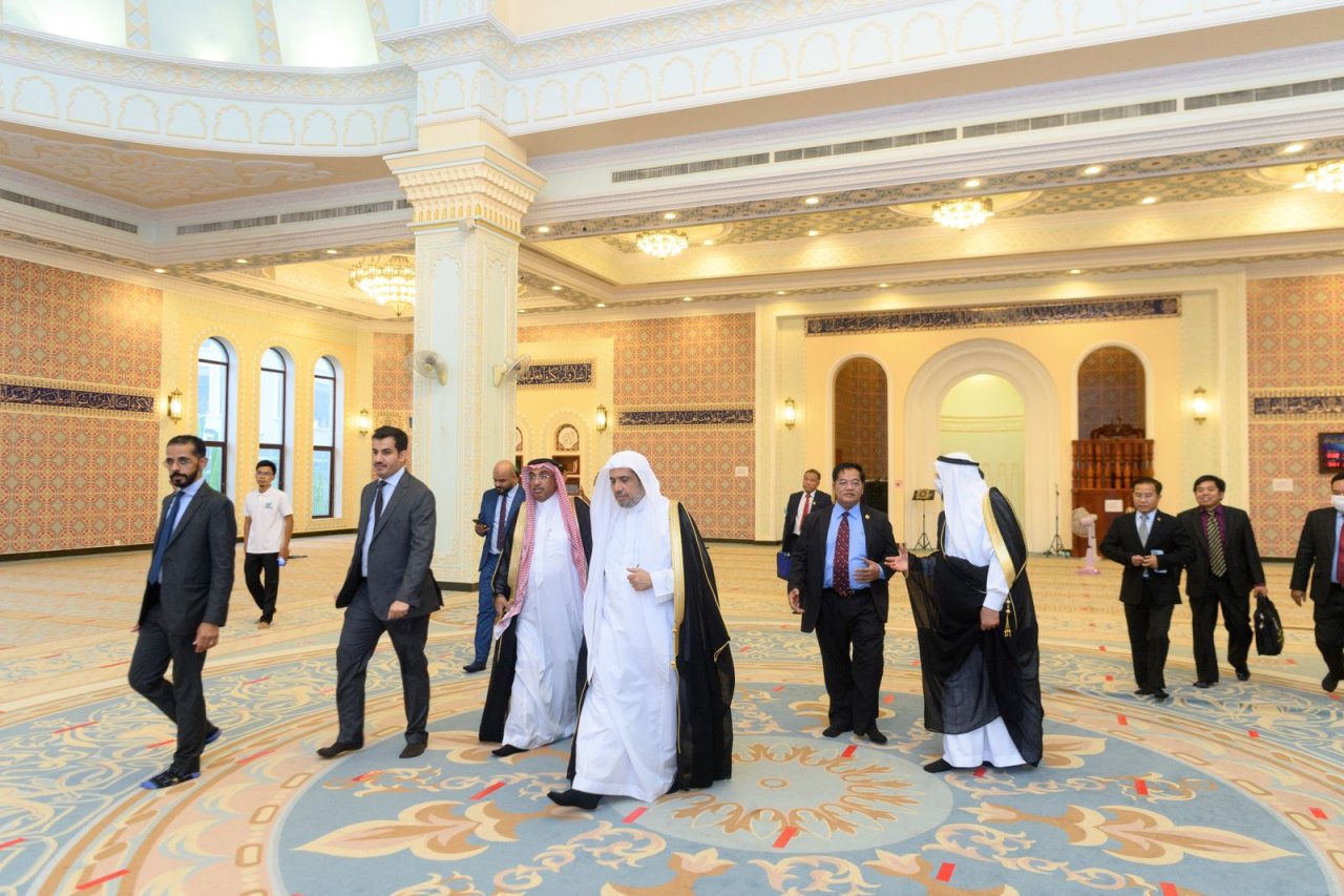 د.العيسى يقوم بجولة في المركز الإسلامي ومرافقه.