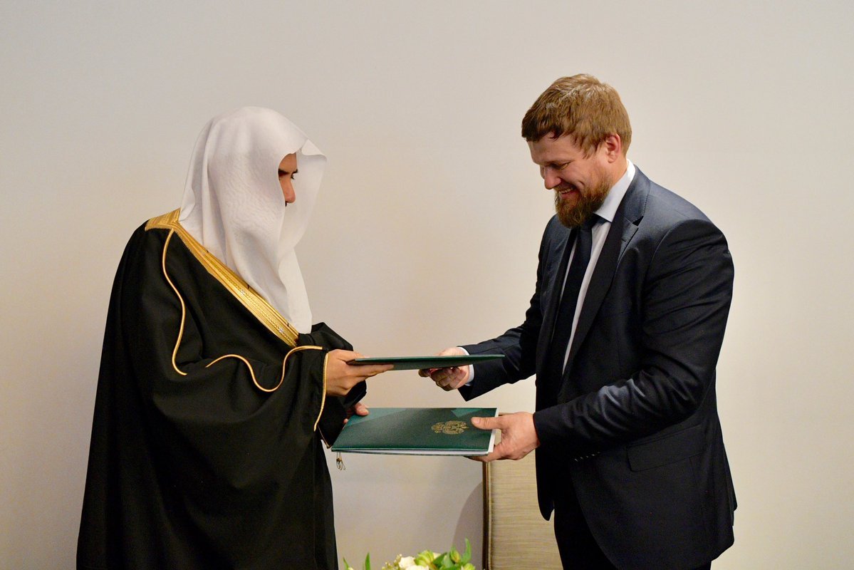 معالي الشيخ د. محمد العيسى يوقع في موسكو اتفاقية تعاون بين رابطة العالم الإسلامي والصندوق الحكومي