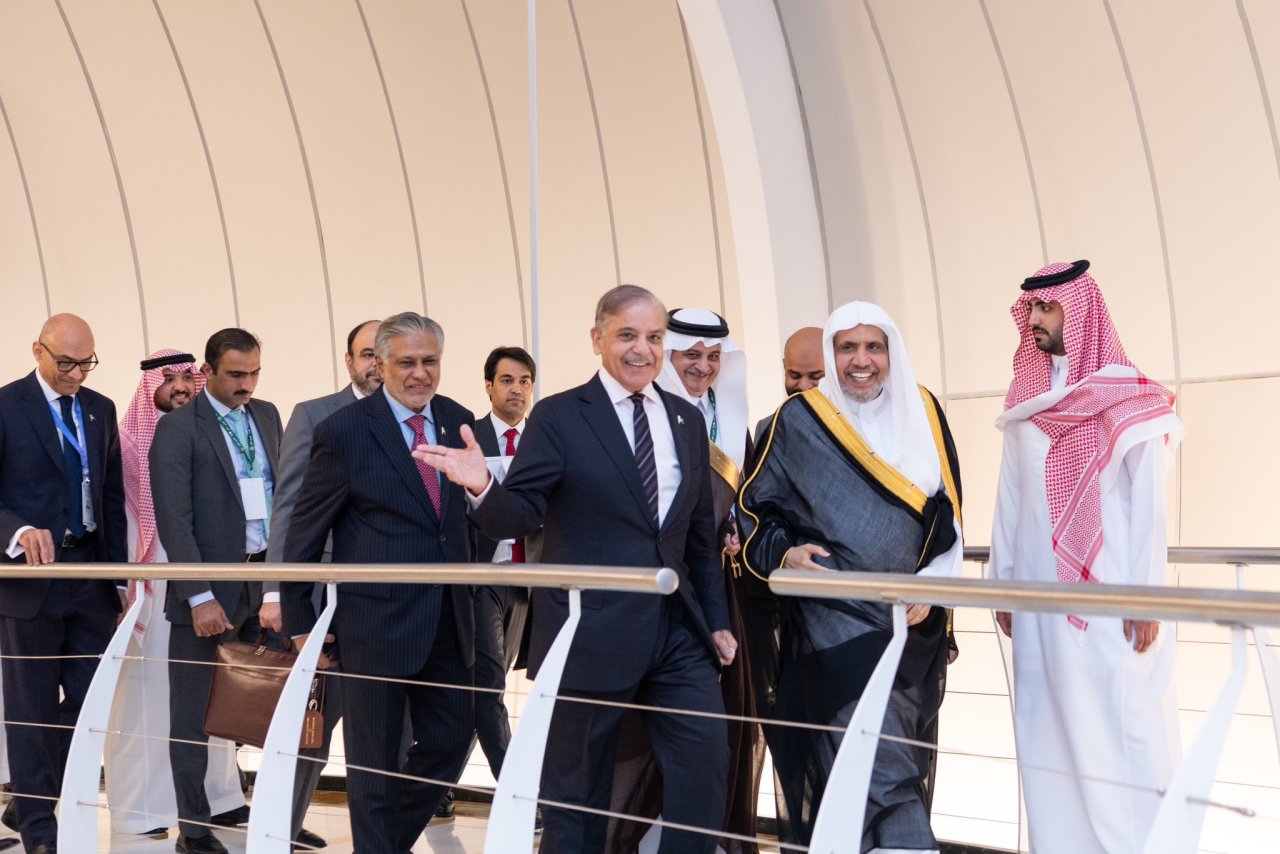 دولة رئيس وزراء جمهورية باكستان الإسلامية السيد محمد شهباز  يزور رابطة العالم الإسلامي ويلتقي معالي أمينها العام رئيس هيئة علماء المسلمين فضيلة الشيخ د. محمد العيسى