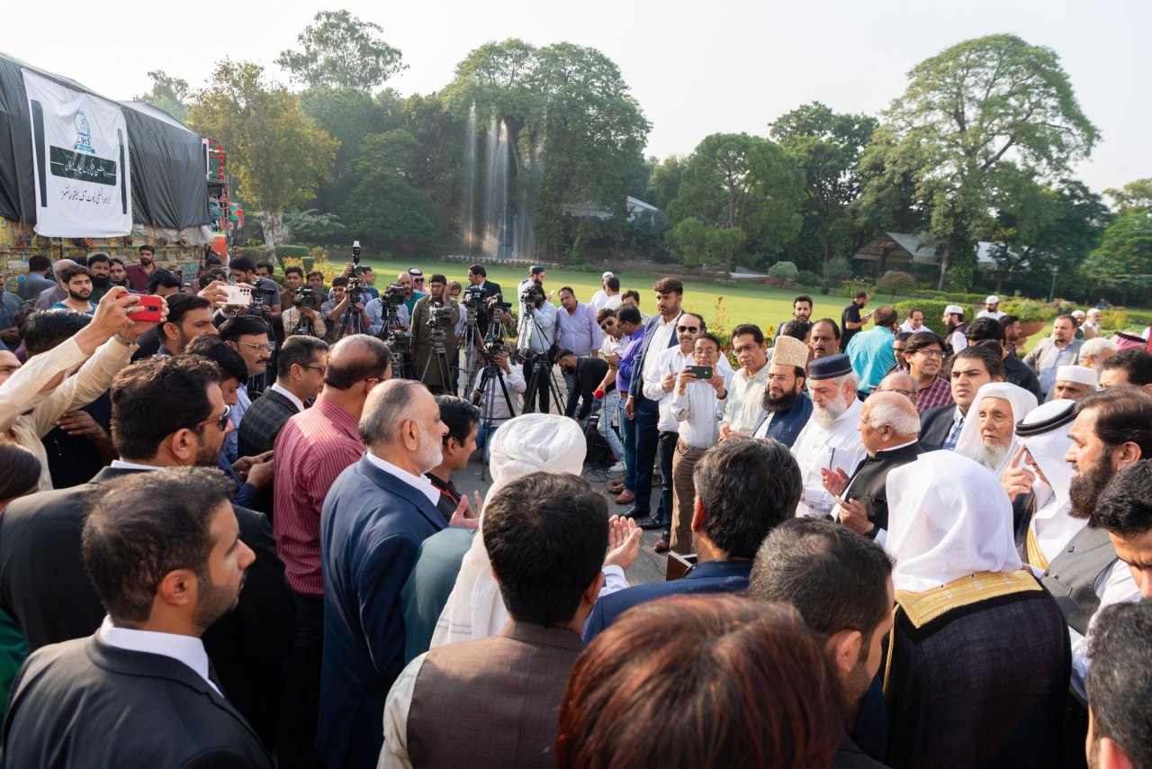 استقبل معالي حاكم إقليم البنجاب، السيد محمد بليغ الرحمن، في مقرّ الحاكم بمدينة لاهور، معالي الأمين العام، رئيس هيئة علماء المسلمين، الشيخ د.محمد العيسى