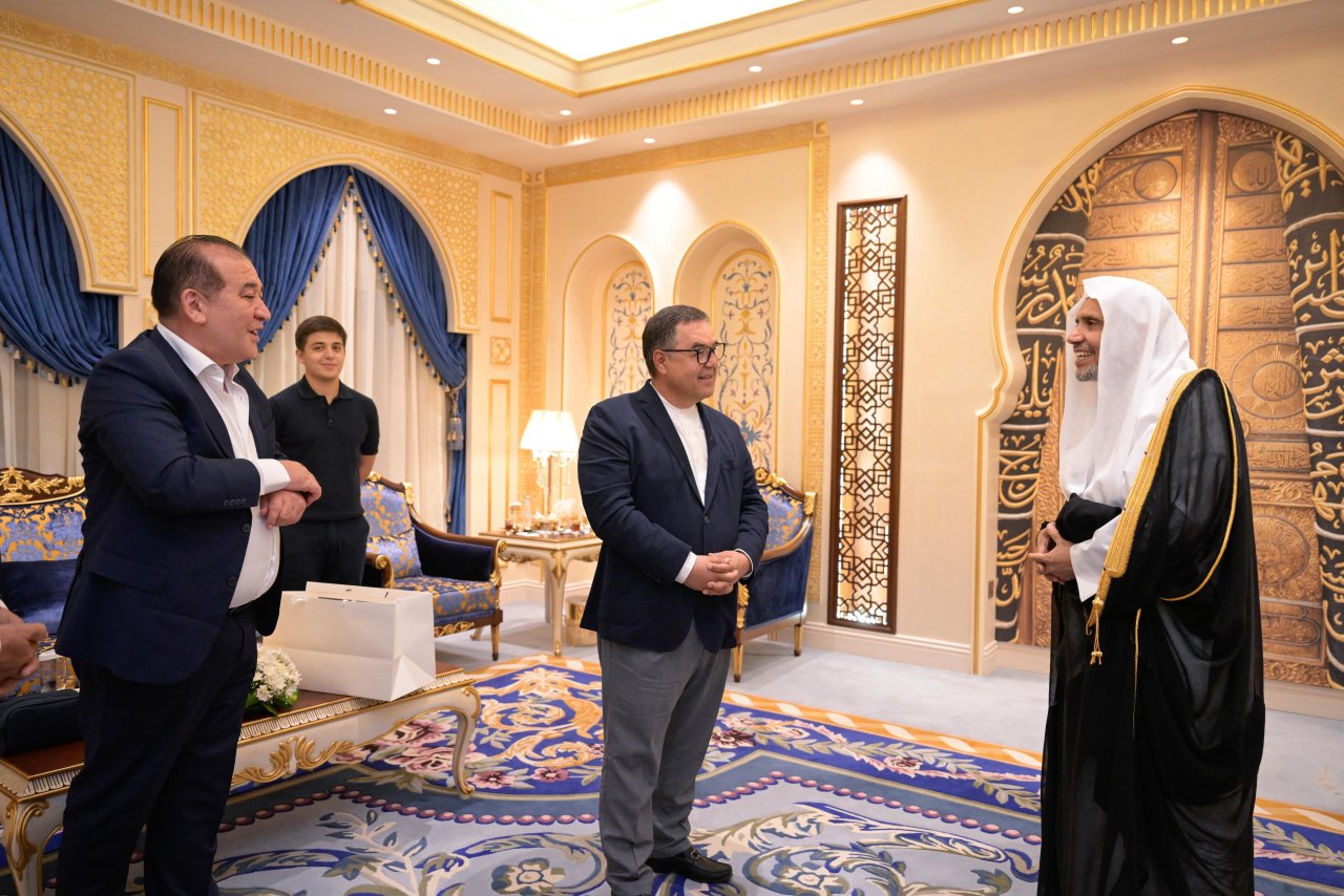 el Sheij Mohammed Al-Issa, recibió en La Meca al Dr. Firdavs Firdonovich Abdukhalikov, Presidente del Centro de la civilización islámica dependiente del Consejo de ministros de la República de Uzbekistán, acompañado de su delegación.