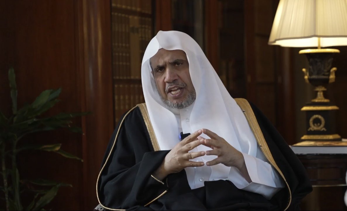 با حضور جناب معاون رئیس جمهور اندونزی و مفتیان ارشد و علما و اندیشمندان از داخل و خارج اندونزی: جناب دبیرکل رئیس انجمن علمای مسلمان، جناب شیخ دکتر محمد العیسی در یک سخنرانی «تلویزیونی» در کنفرانس بین المللی مرتبط با موضوع دین و تمدن ، که توسط شورای علمای