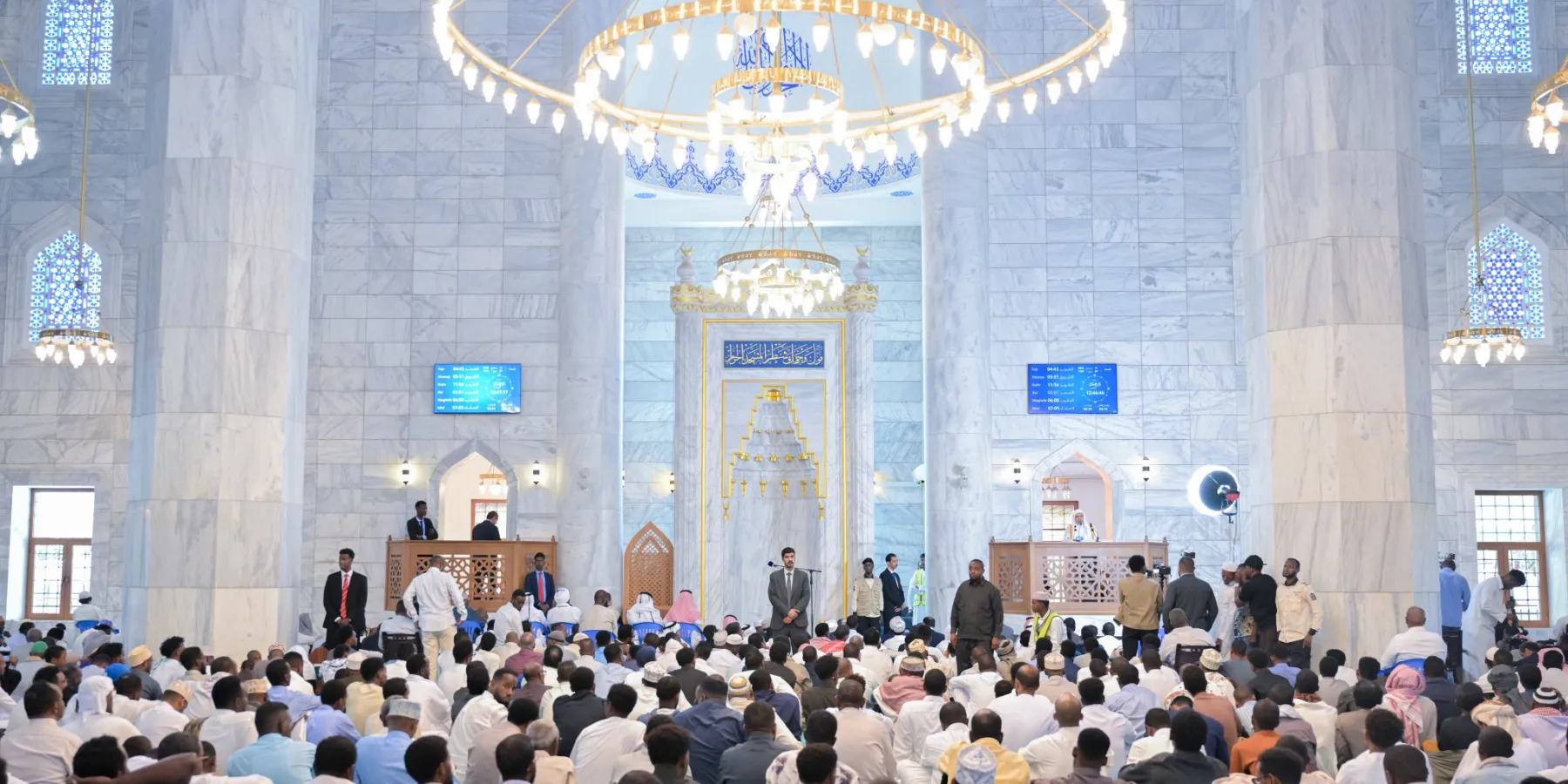 أمين عام رابطة العالم الإسلامي يُلقي خطبة الجمعة ويؤمّ المصلين في الجامع الكبير بالعاصمة الصومالية