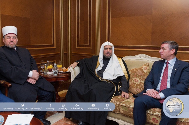 Le SG rencontrant le Président du Parlement du Kosovo M. Kadri Veseli, en présence du Grand Moufti, dans la capitale Pristina. 