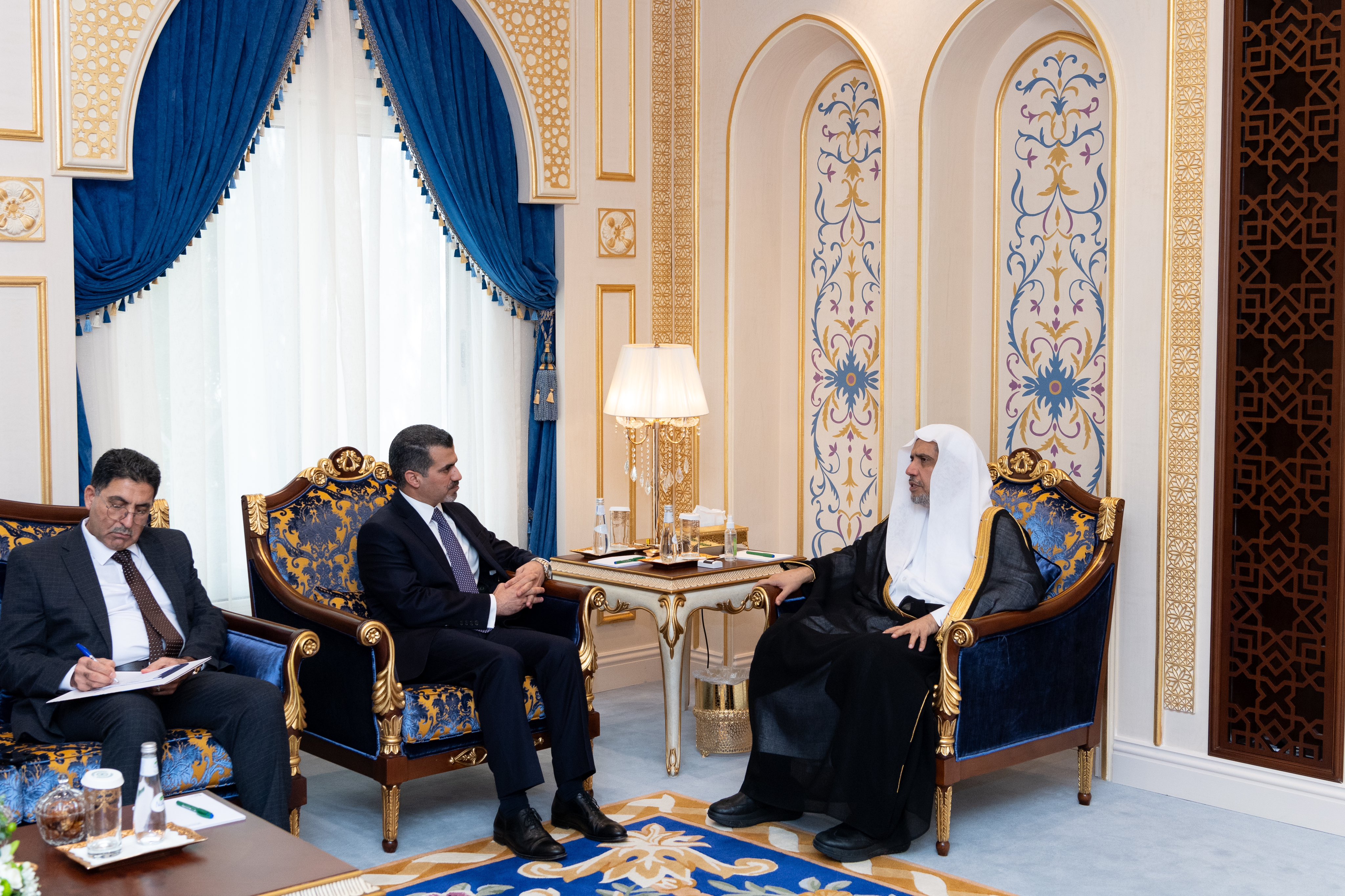 جناب دبیر کل، و رئیس انجمن علمای مسلمان، آقای دکتر شیخ محمد العیسی    در پایگاه سازمان همبستگی در مکه مکرمه، از جناب سرکنسول جمهوری عراق در مملکت عربستان آقای محمد سمیر النقشبندی استقبال نمود
