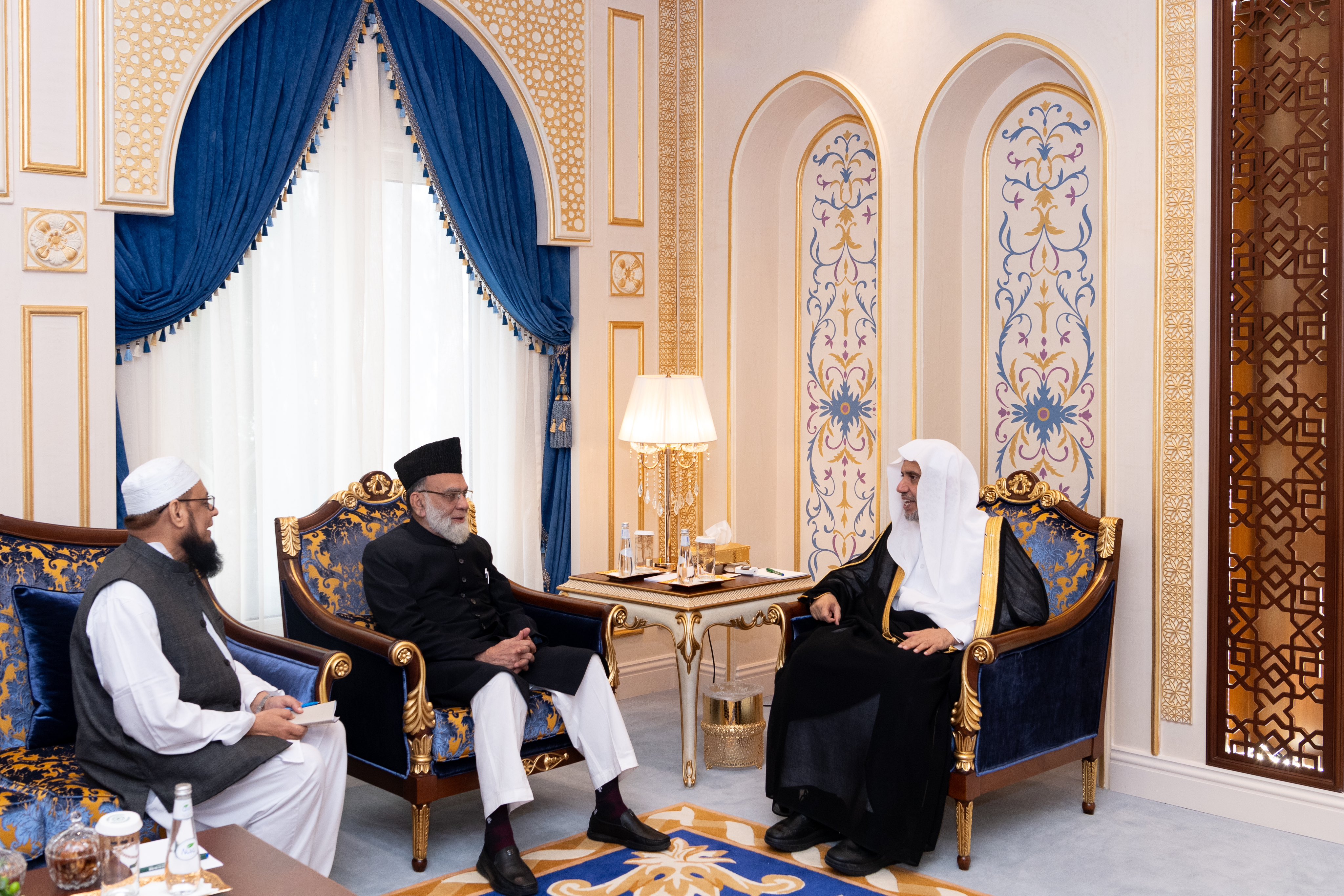 جناب دبیر کل، و رئیس انجمن علمای مسلمان، آقای دکتر شیخ محمد العیسی در پایگاه سازمان همبستگی در مکه مکرمه، از جناب بزرگ ائمه مساجد ، امام و خطیب مسجد جامع دهلی نو ، جناب شیخ: سید احمد بخاری، استقبال نمود.