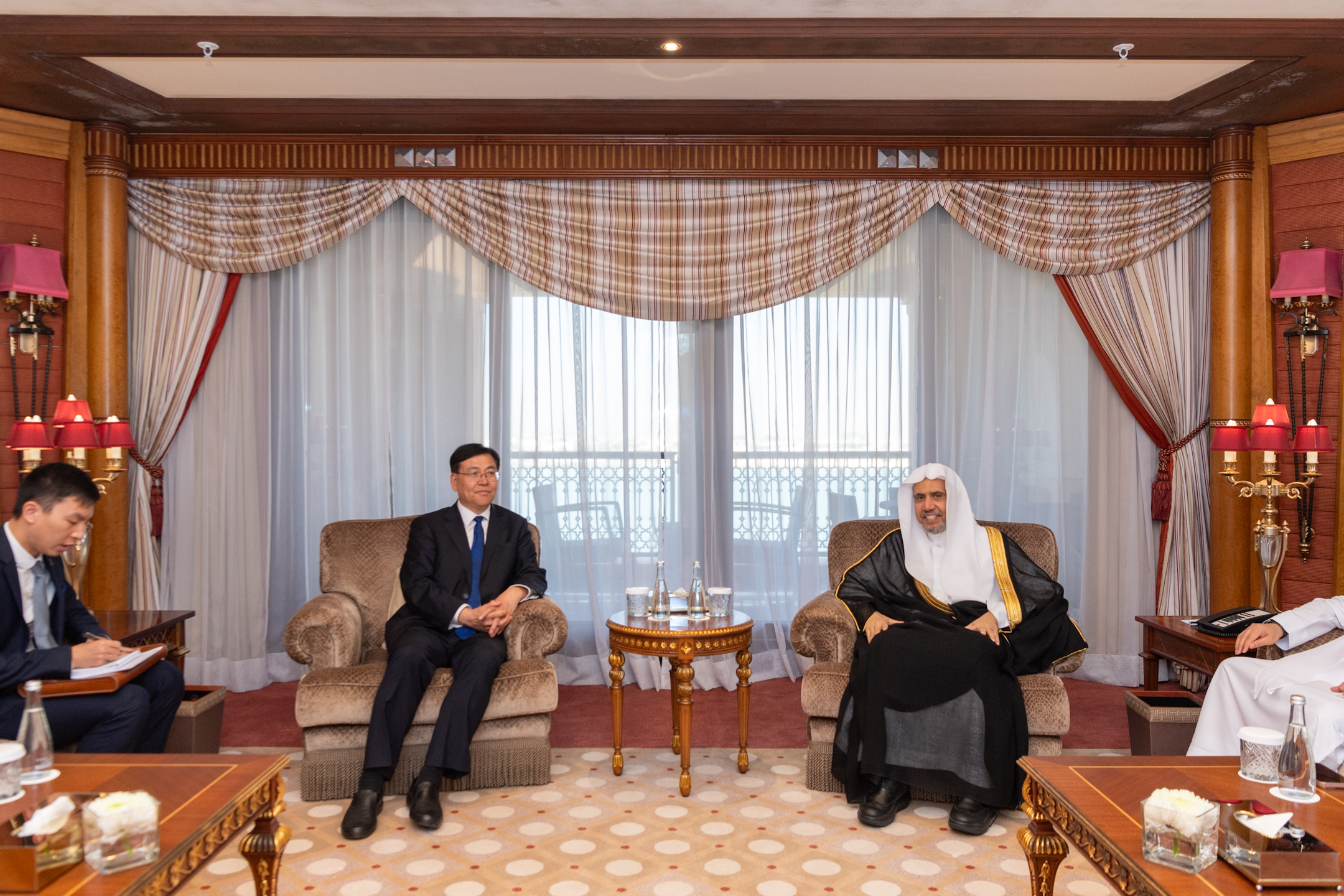 جناب دبيركل و رئيس انجمن علمای مسلمان آقای شيخ دكتر محمد العیسی  در دفتر شعبه سازمان همبستگی در جده، با جناب رئیس اداره ملی امور مذهبی جمهوری چین، آقای چن رویفنگ، دیدار کرد،