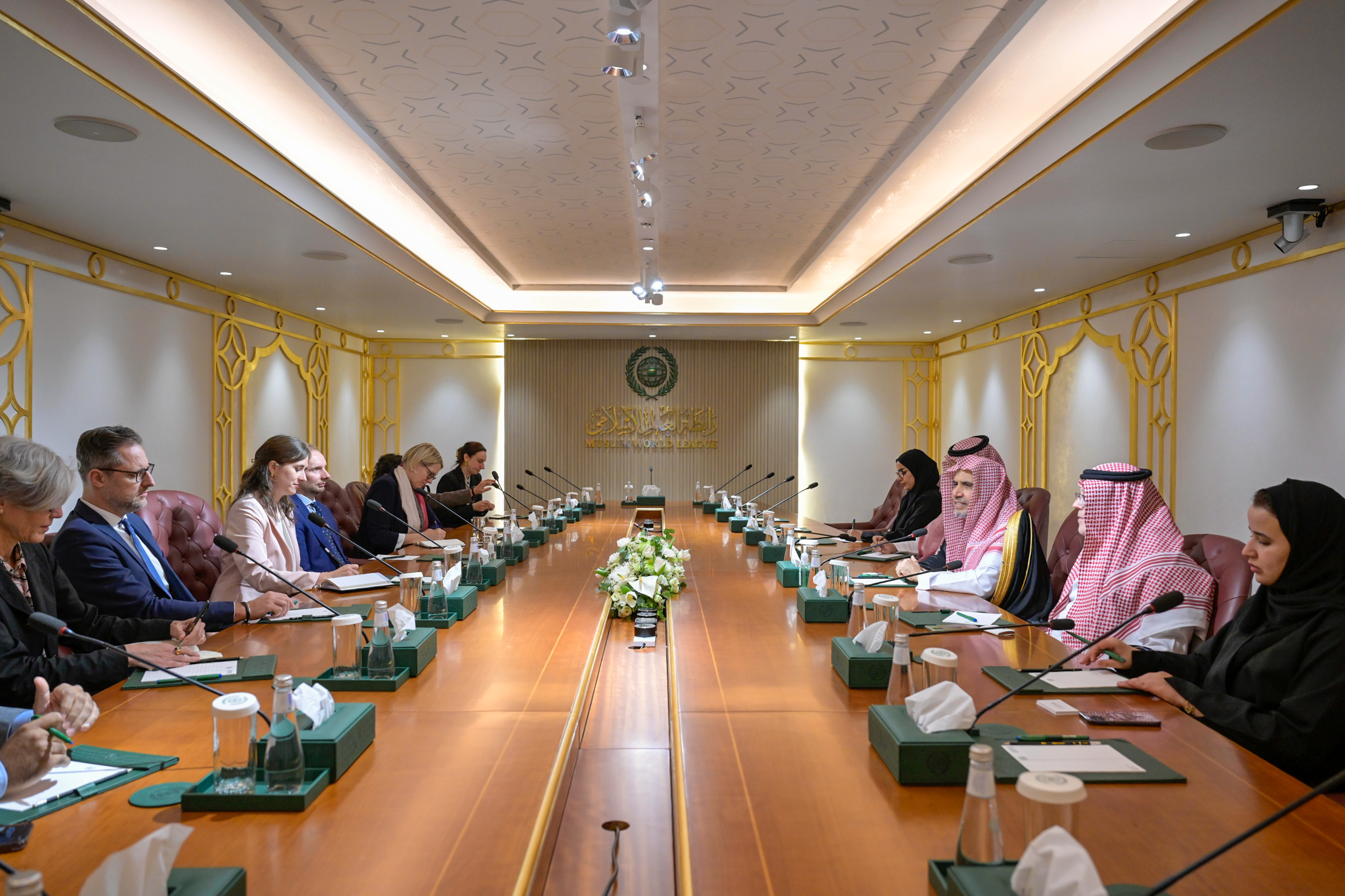 Le Secrétaire général de la Ligue islamique mondiale rencontre une délégation de responsables intellectuels allemands représentant divers centres de recherche et de réflexion.
