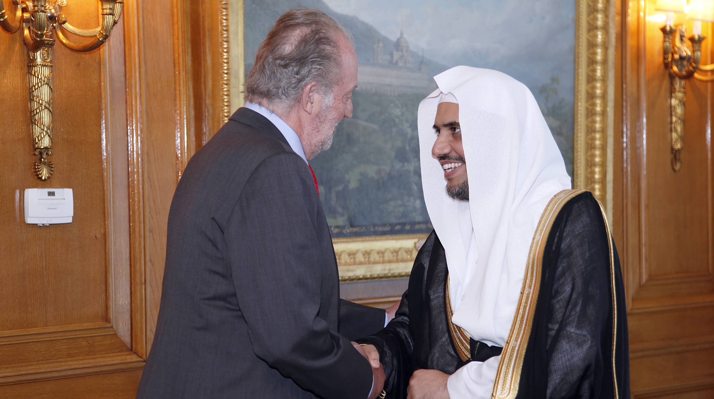 صاحب الفضيلة والمعالي الشيخ الدكتور محمد بن عبد الكريم العيسى في لقاء مع جلالة الملك خوان كارلوس ملك مملكة إسبانيا، حيث استقبله جلالته في قصره بمدريد