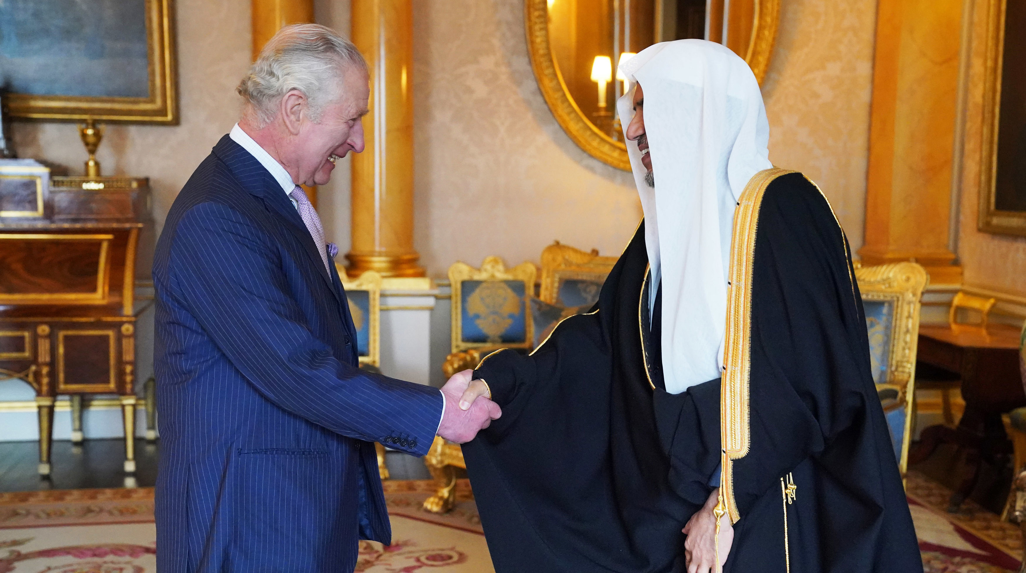 في لقاءٍ ثنائٍيٍّ مطوّل، جلالة الملك تشارلز الثالث ملك المملكة المتحدة يستقبل في قصر باكنغهام معالي الشيخ الدكتور محمد بن عبدالكريم العيسى