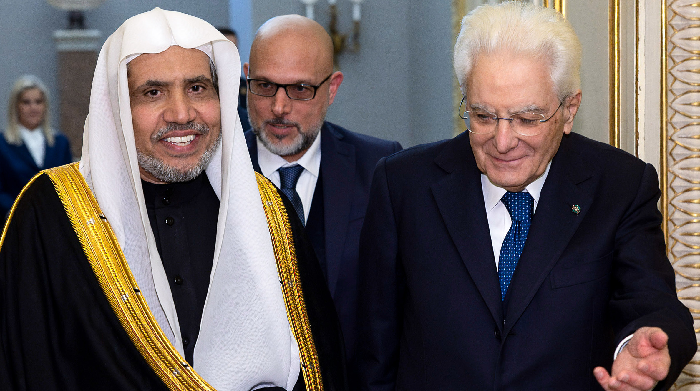فخامة رئيس الجمهورية الإيطالية، السيد سيرجيو ماتاريلا، مرحّباً بصاحب الفضيلة والمعالي الشيخ الدكتور محمد بن عبدالكريم العيسى في القصر الرئاسي في روما