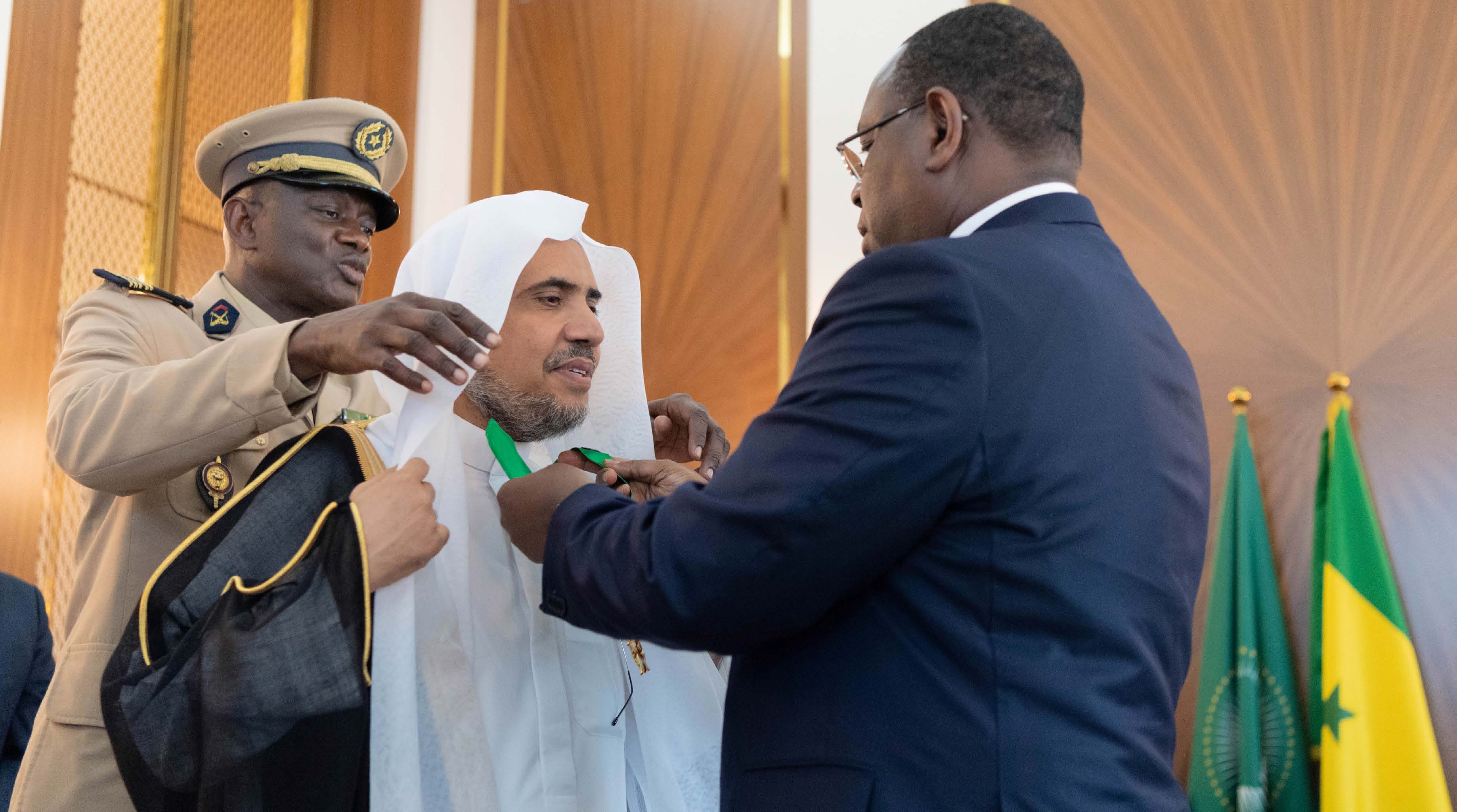 فخامة الرئيس السنغالي السيد مكي سال يقلد صاحب الفضيلة والمعالي الشيخ الدكتور محمد بن عبد الكريم ال عيسى أعلى أوسمة الجمهورية