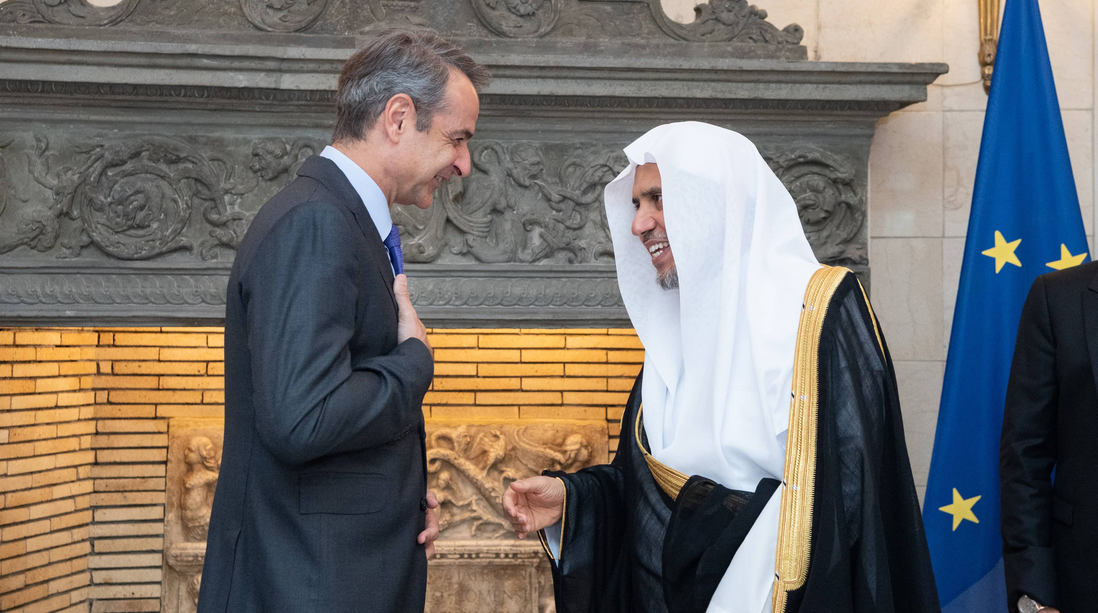 صاحب الفضيلة معالي الشيخ الدكتور محمد بن عبدالكريم العيسى أثناء لقائه بدولة رئيس وزراء اليونان السيد كيرياكوس ميتسوتاكيس في مقر رئاسة الوزراء بأثينا