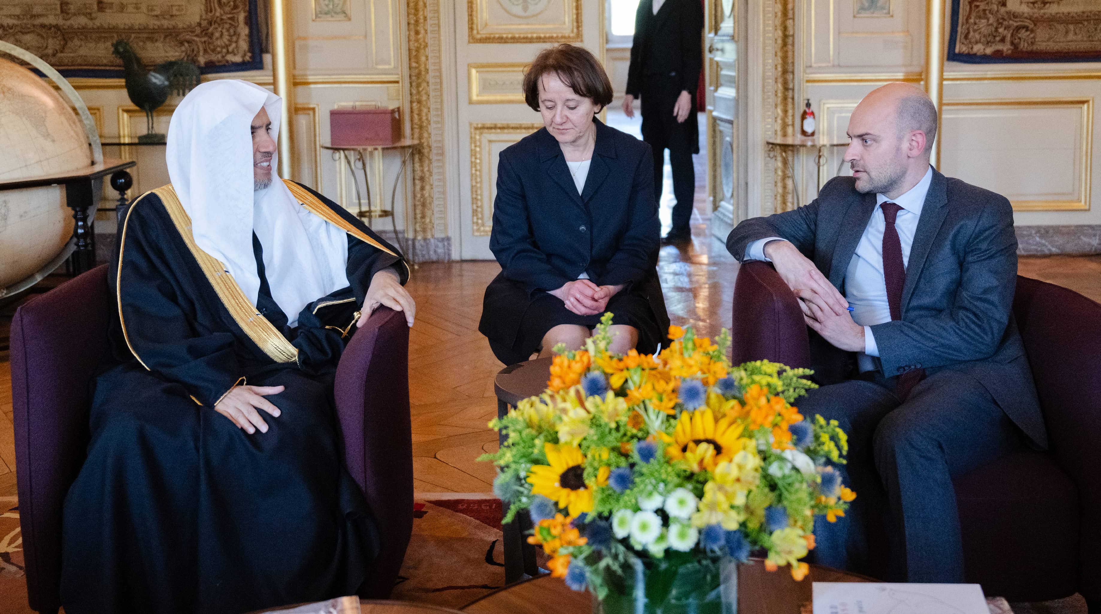 صاحب الفضيلة والمعالي الشيخ الدكتور محمد بن عبدالكريم العيسى يلتقي معالَي وزير الخارجية الفرنسي، جان نويل بارو