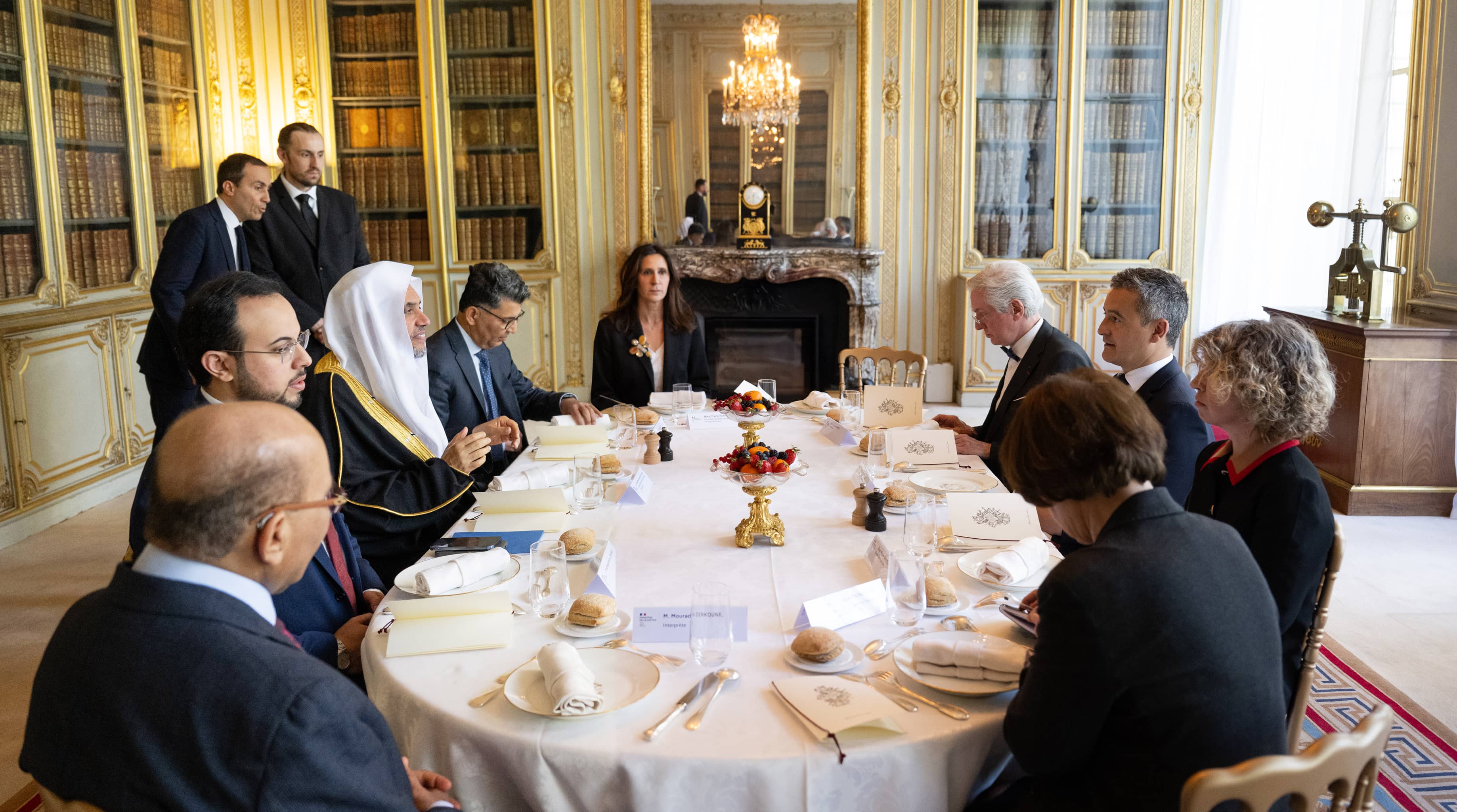 صاحب الفضيلة والمعالي الشيخ الدكتور محمد بن عبدالكريم العيسى يلتقي وزير العدل وحافظ الأختام الفرنسي، السيد جيرالد ديرماران