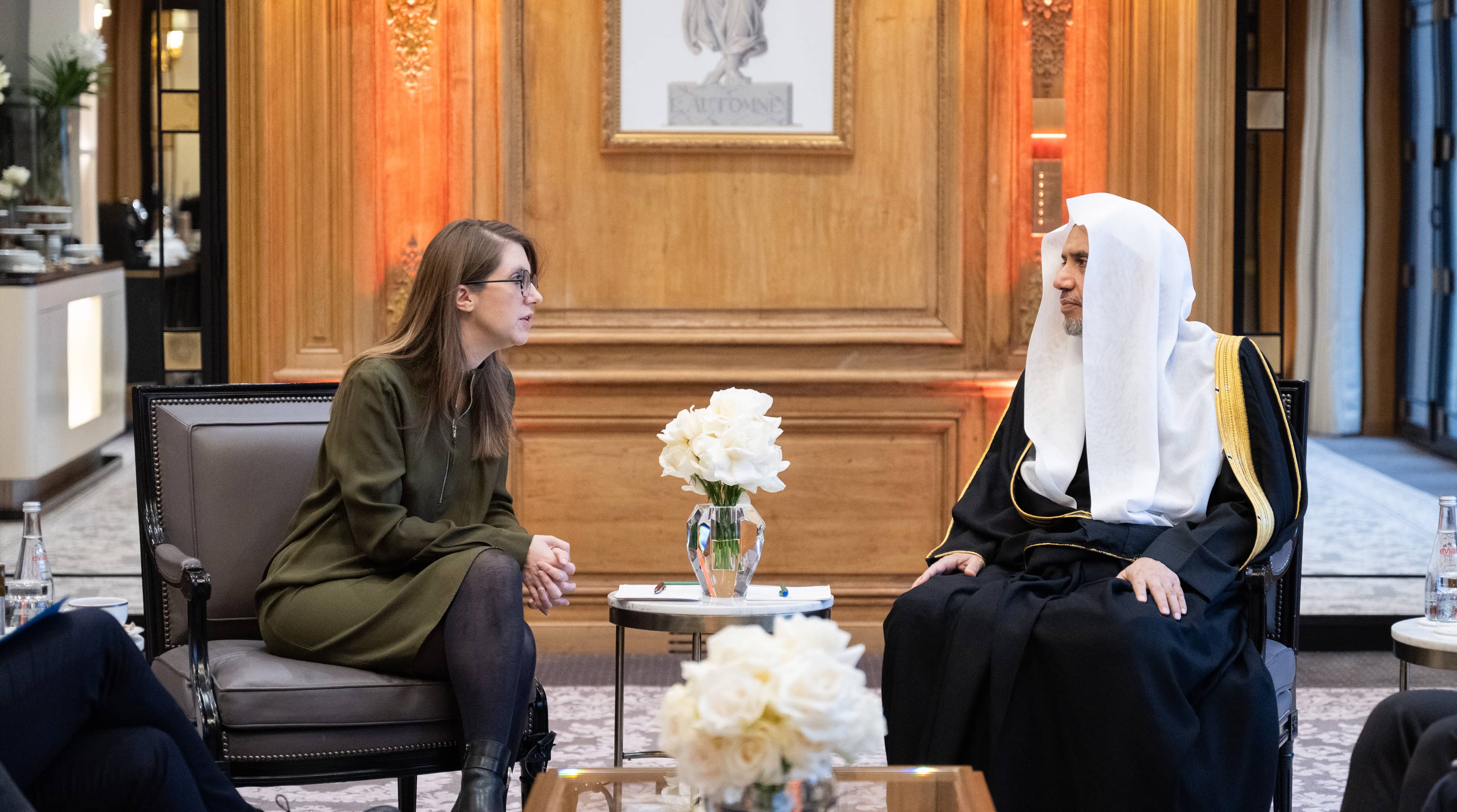 صاحب الفضيلة والمعالي الشيخ الدكتور محمد بن عبدالكريم العيسى خلال لقائه معالي وزيرة المساواة ومكافحة التمييز الفرنسية، السيدة أورور بيرجيه، في مقرّ إقامته بالعاصمة باريس