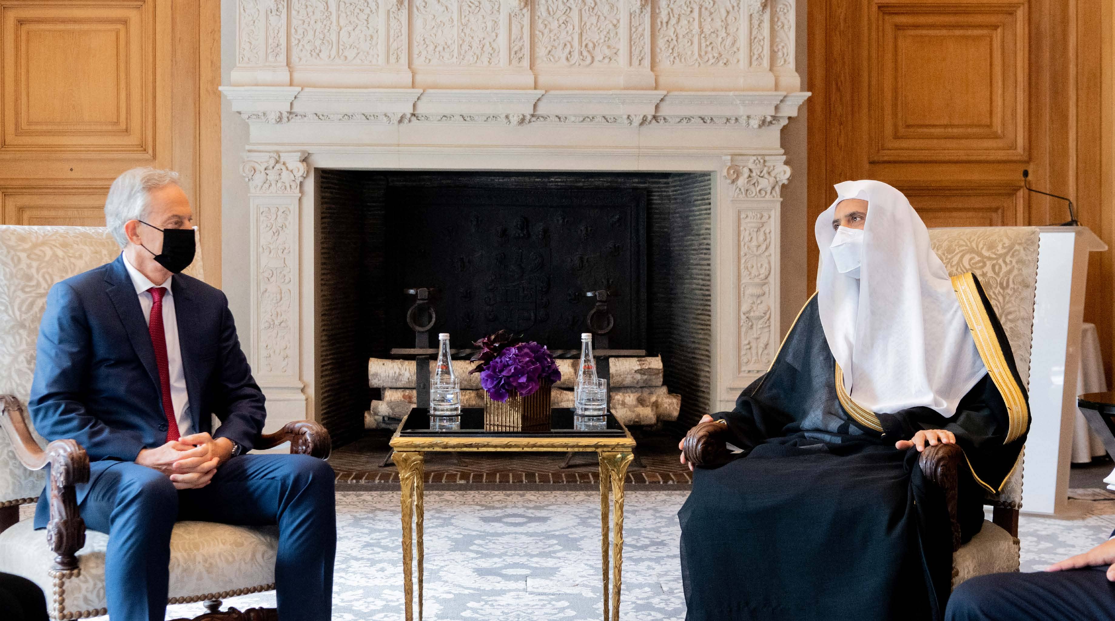 صاحب الفضيلة والمعالي الشيخ الدكتور محمد بن عبدالكريم العيسى يلتقي رئيس الوزراء البريطاني السيد توني بلير