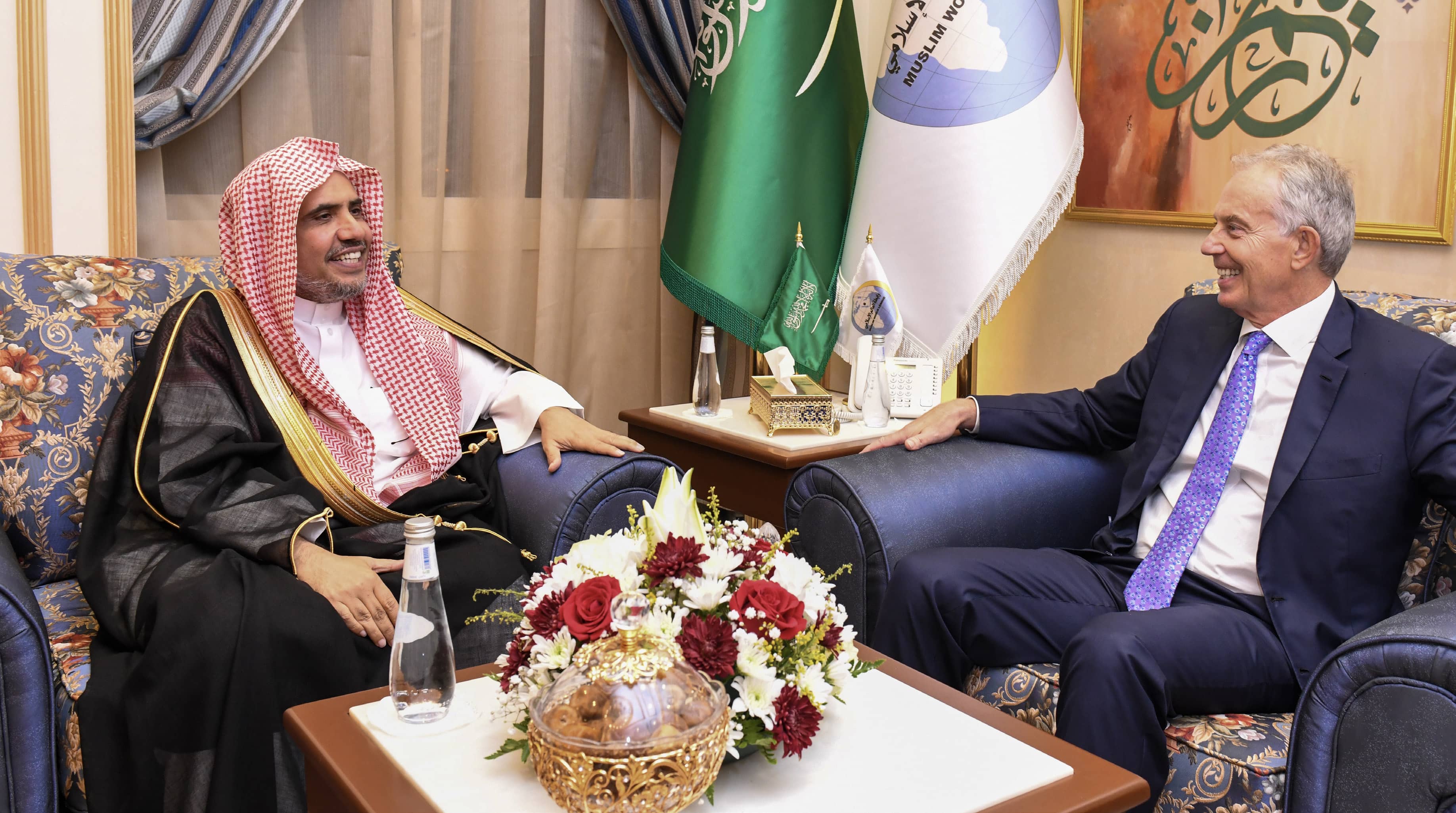 صاحب الفضيلة والمعالي الشيخ الدكتور محمد بن عبدالكريم العيسى يستقبل رئيس الوزراء البريطاني السيد توني بلير في مكتبه بجدة