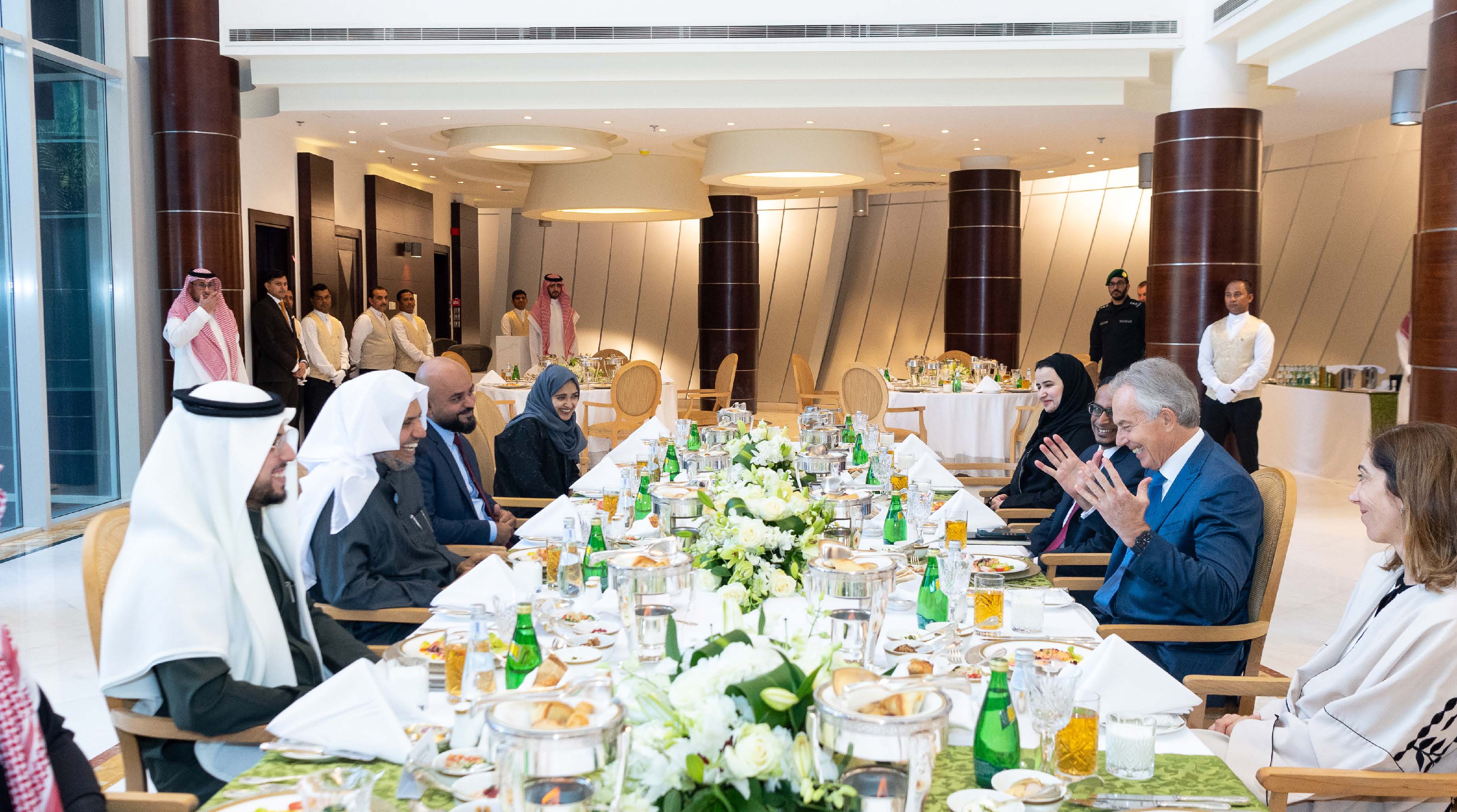 صاحب الفضيلة والمعالي الشيخ الدكتور محمد بن عبدالكريم العيسى يستقبل رئيس الوزراء البريطاني السيد توني بلير في مكتبه بالرياض