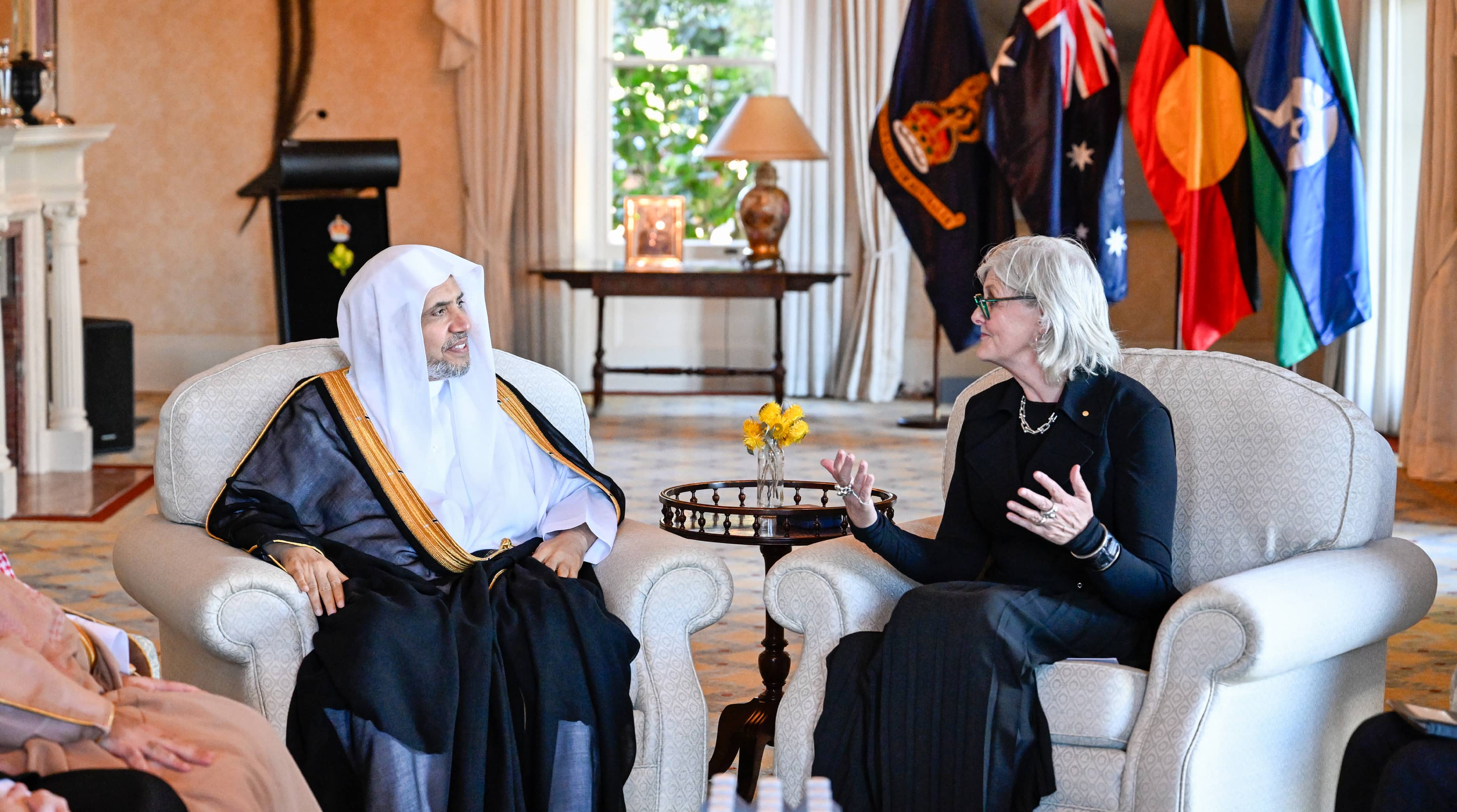 صاحب الفضيلة والمعالي، الشيخ الدكتور محمد بن عبدالكريم العيسى، خلال اجتماعه مع فخامة الحاكمة العامّة لأستراليا، السيدة سام موستن، في قصر الحاكم العامّ بمدينة "سيدني" الأسترالية