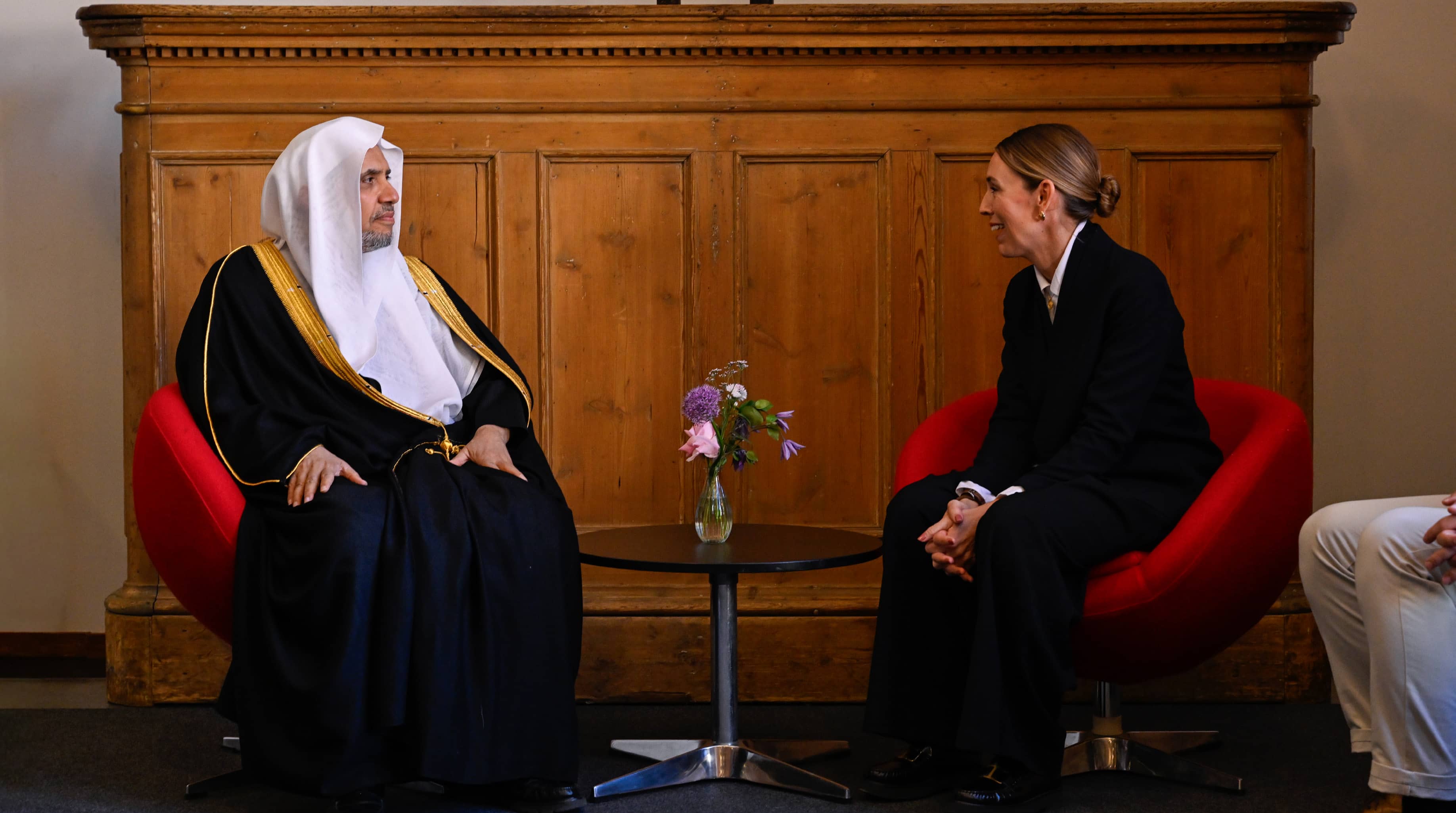 صاحب الفضيلة والمعالي، الشيخ الدكتور محمد بن عبدالكريم العيسى، خلال اجتماعه مع دولة رئيسة وزراء نيوزيلندا، السيدة جاسيندا أرديرن
