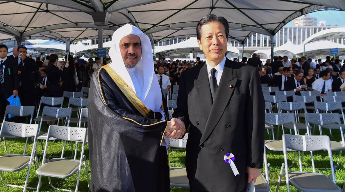 صاحب الفضيلة والمعالي الشيخ الدكتور محمد بن عبدالكريم العيسى رفقة رئيس الحزب الديموقراطي الحاكم في اليابان، السيد ياما قوتشي، خلال حضوره مراسم الذكرى السنوية للقنبلة الذرية في هيروشيما