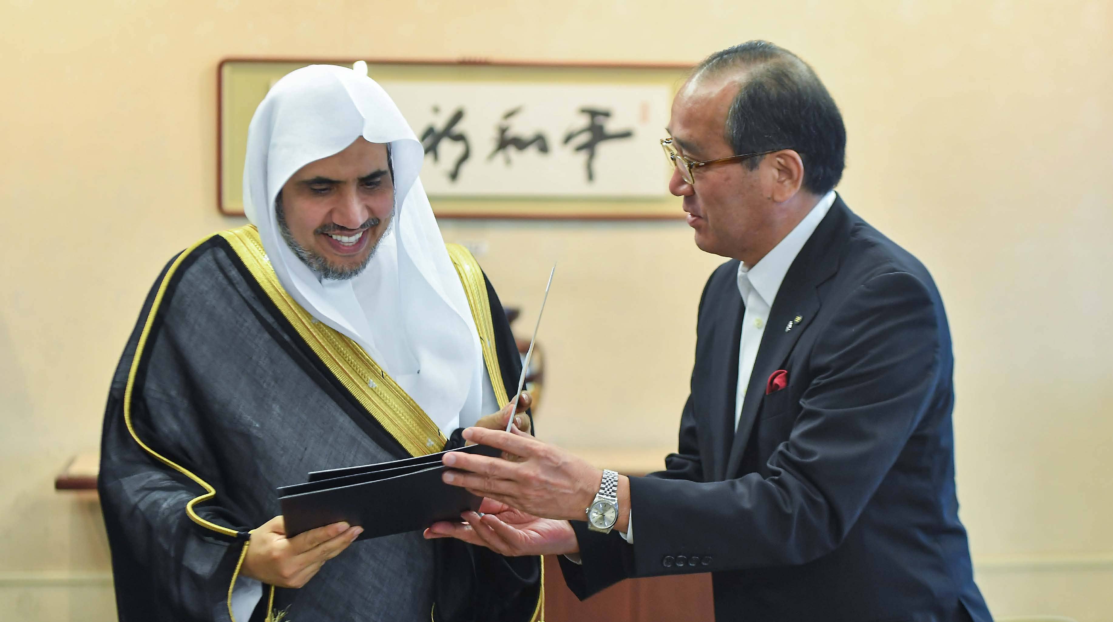 عمدة مدينة هيروشيما، السيد كازومي ماتسوي، يلتقي صاحب الفضيلة والمعالي الشيخ الدكتور محمد بن عبدالكريم العيسى، ويقدِّم سجل اعتماد معاليه عضواً في المنظمة العالمية للسلام بهيروشيما