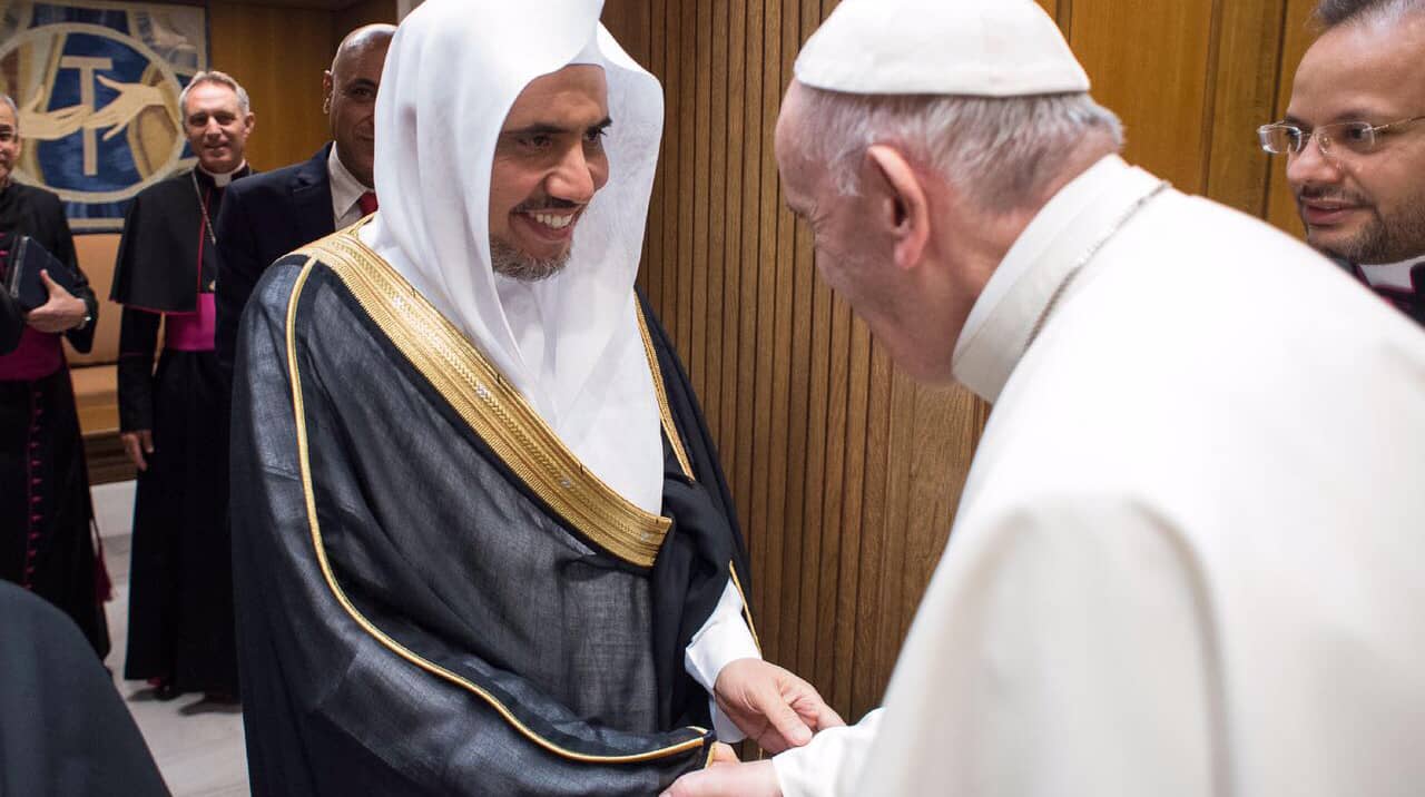 قداسة البابا فرانسيس مرحباً بصاحب المعالي والفضيلة الشيخ الدكتور محمد بن عبد الكريم العيسى في الفاتيكان
