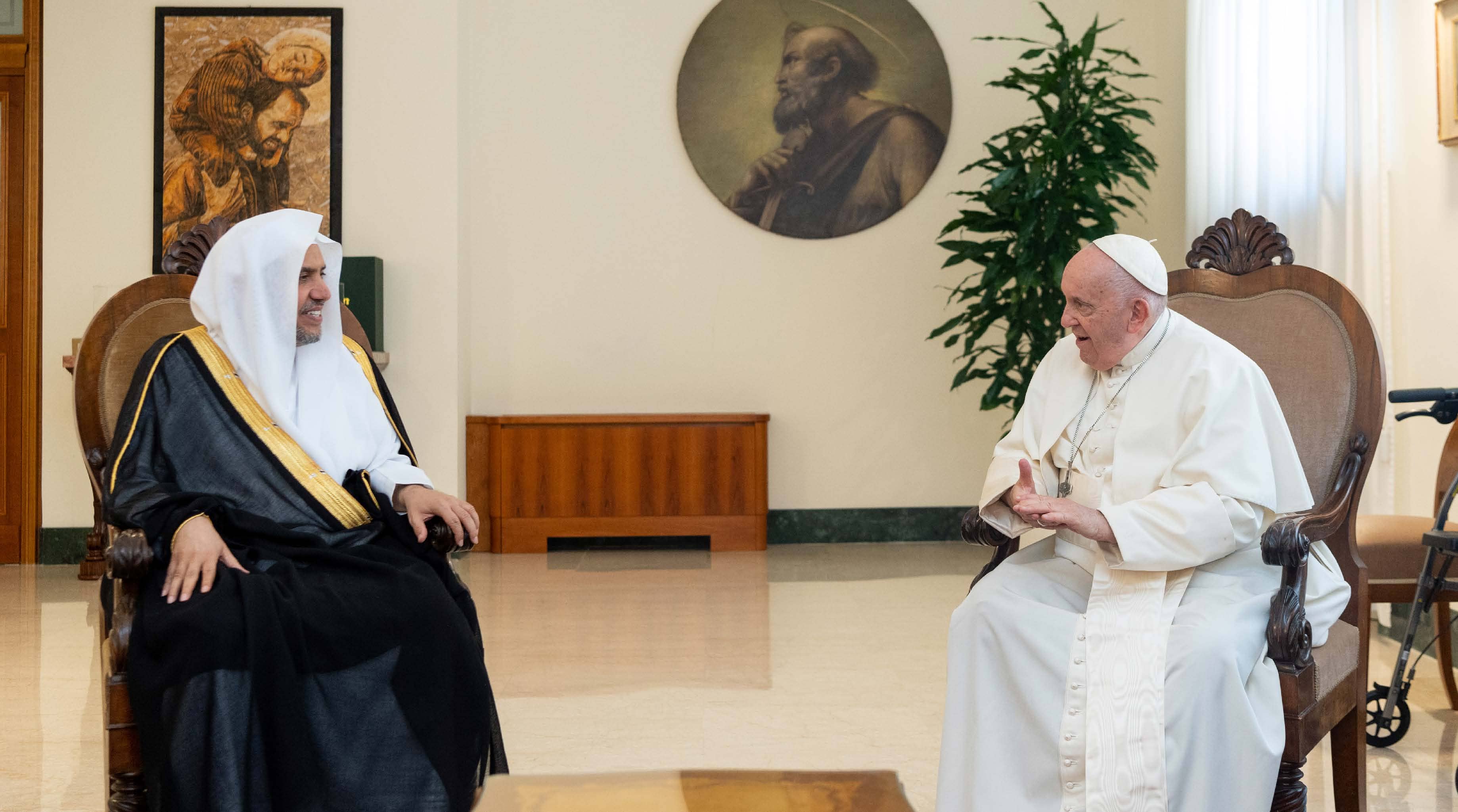 قداسة البابا فرانسيس مرحباً بصاحب المعالي والفضيلة الشيخ الدكتور محمد بن عبد الكريم العيسى في منزله البابوي بسانتا مارتا