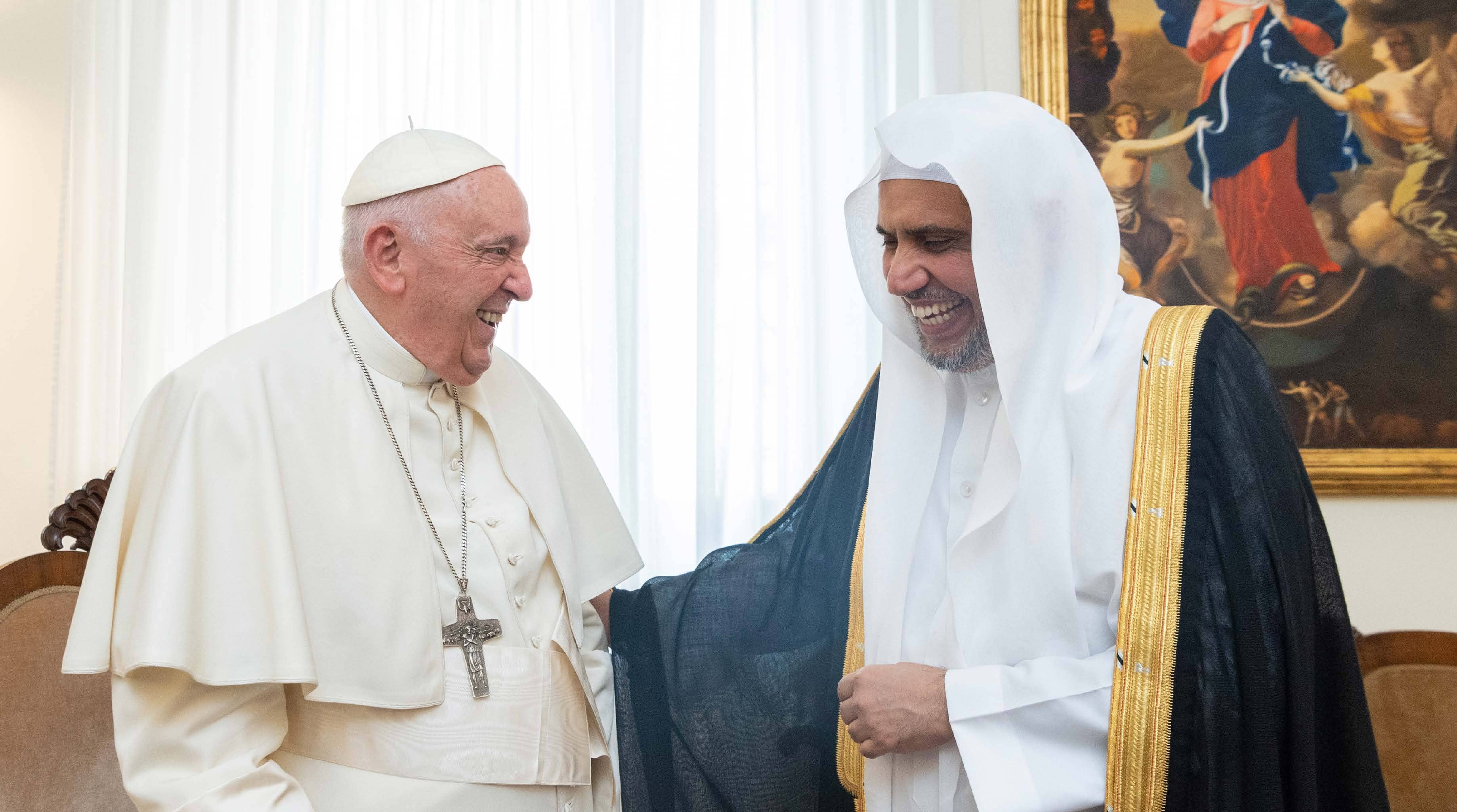 قداسة البابا فرانسيس في حوارٍ وديٍ مع صاحب المعالي والفضيلة الشيخ الدكتور محمد بن عبدالكريم العيسى في منزله البابوي بسانتا مارتا