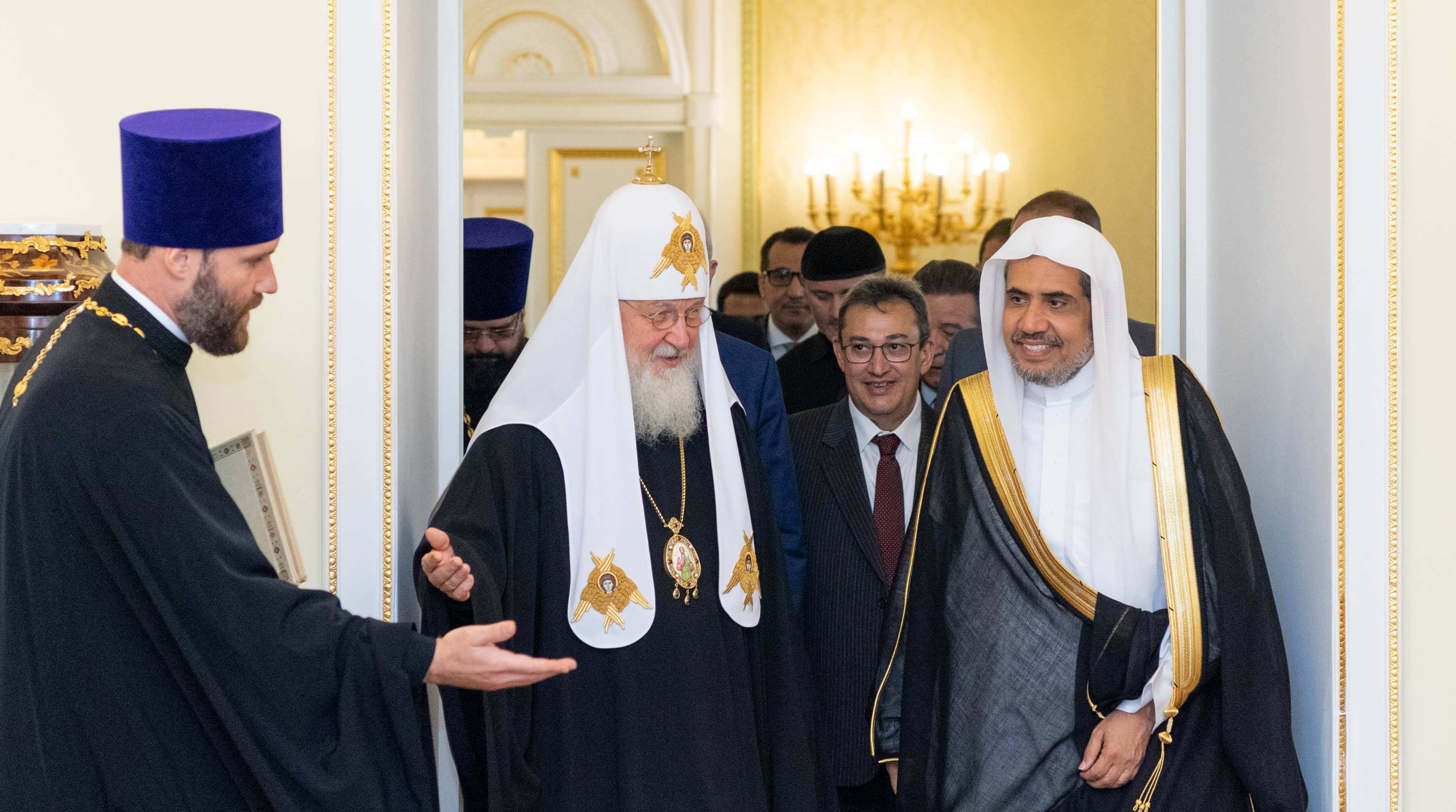 قداسة بطريرك الكنيسة الأرثوذكسية في عموم روسيا وتوابعها السيد كيريل الأول مرحباً بصاحب الفضيلة والمعالي الشيخ الدكتور محمد بن عبد الكريم العيسى في مقر الكنيسة بموسكو