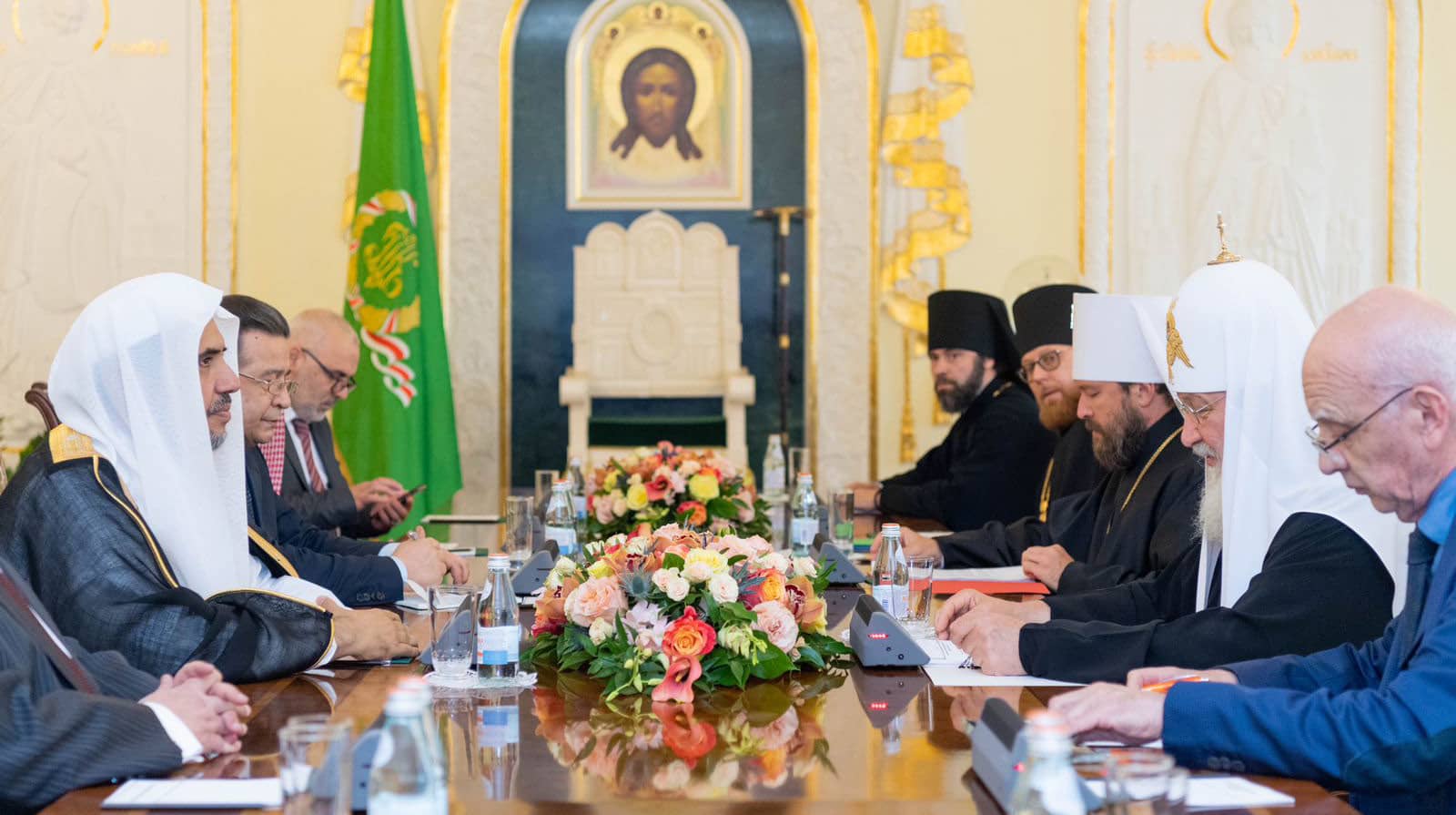 من أعمال القمة التاريخية التي جمعت صاحب الفضيلة والمعالي الشيخ الدكتور محمد بن عبد الكريم العيسى والبطريرك الأرثوذكسي كيريل الأول بطريرك موسكو وسائر روسيا، في مقر الكنيسة الأرثوذكسية بموسكو