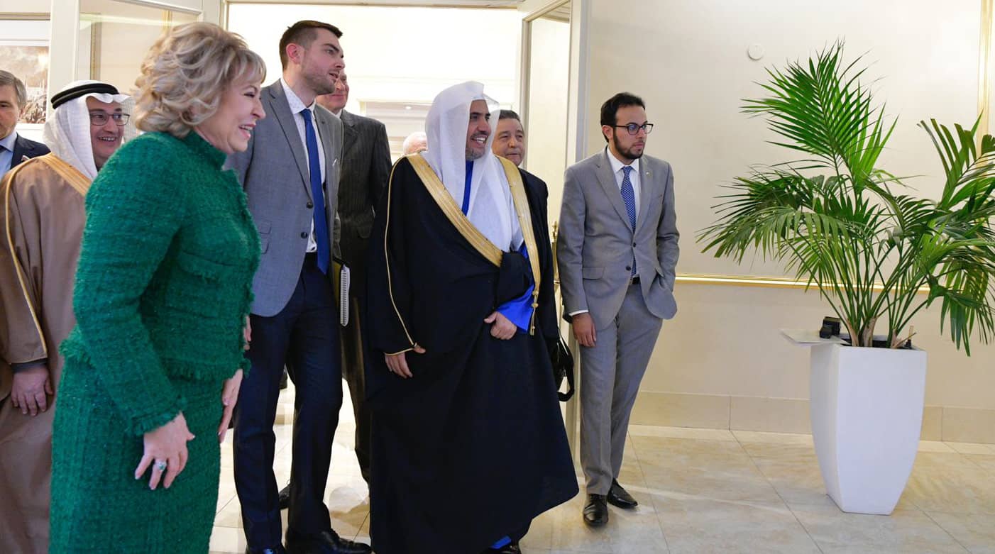 معالي رئيسة مجلس الاتحاد الروسي (مجلس الشيوخ) السيدة فالنتينا ماتفيينكو، مرحبة بصاحب الفضيلة والمعالي الشيخ الدكتور محمد بن عبد الكريم العيسى لدى وصوله مقر المجلس في موسكو
