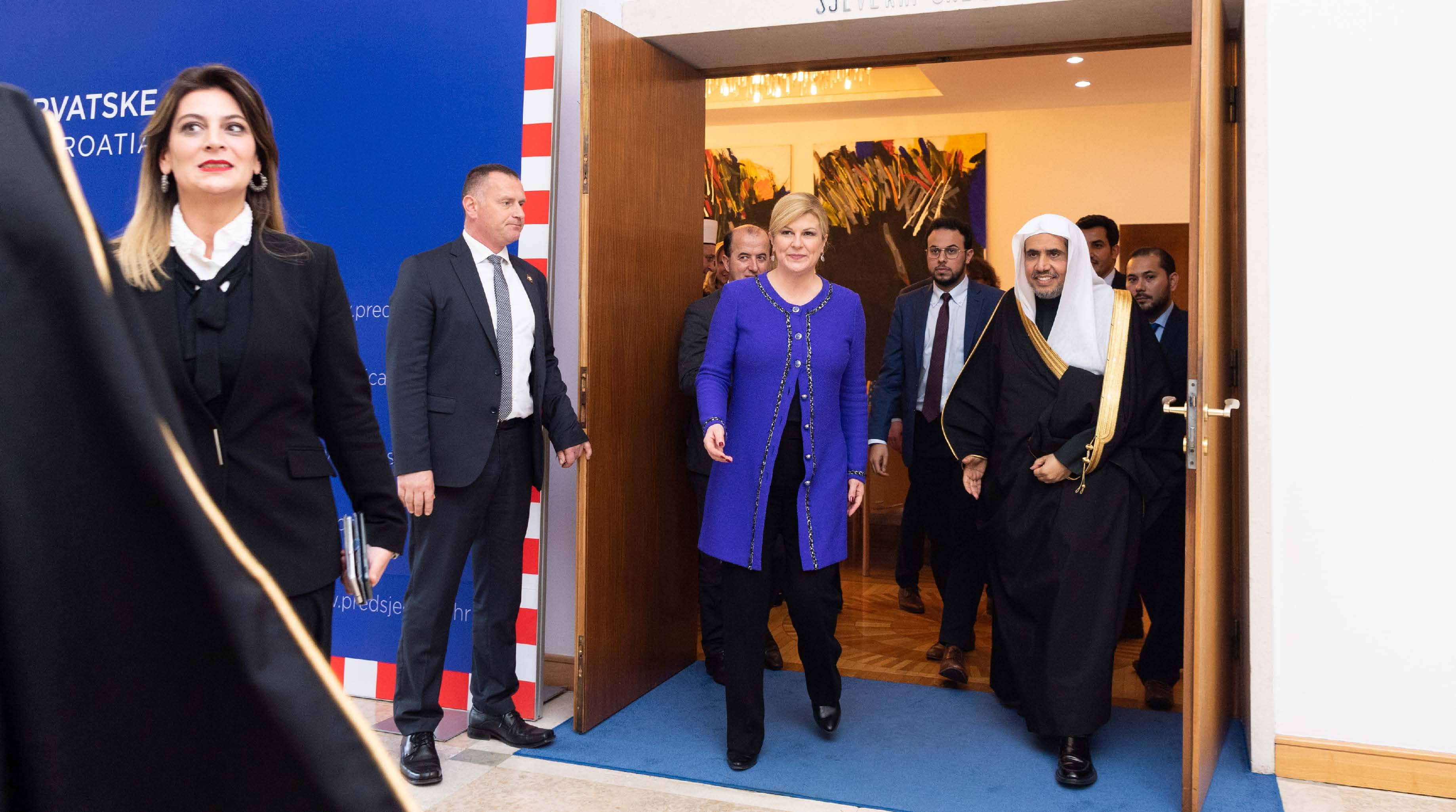 فخامة رئيسة كرواتيا السيدة كوليندا غرابار كيتاروفيتش، تُرحب بقدوم صاحب الفضيلة والمعالي الشيخ الدكتور محمد بن عبد الكريم العيسى بمقر رئاسة الجمهورية في العاصمة زغرب